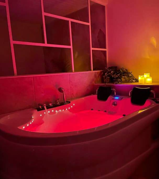 Baignoire balnéo avec éclairage LED rouge - Love Room Montfaucon - La Parenthèse, Les Gîtes de Montfaucon