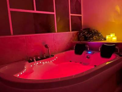 Baignoire balnéo avec éclairage LED rouge - Love Room Montfaucon - La Parenthèse, Les Gîtes de Montfaucon