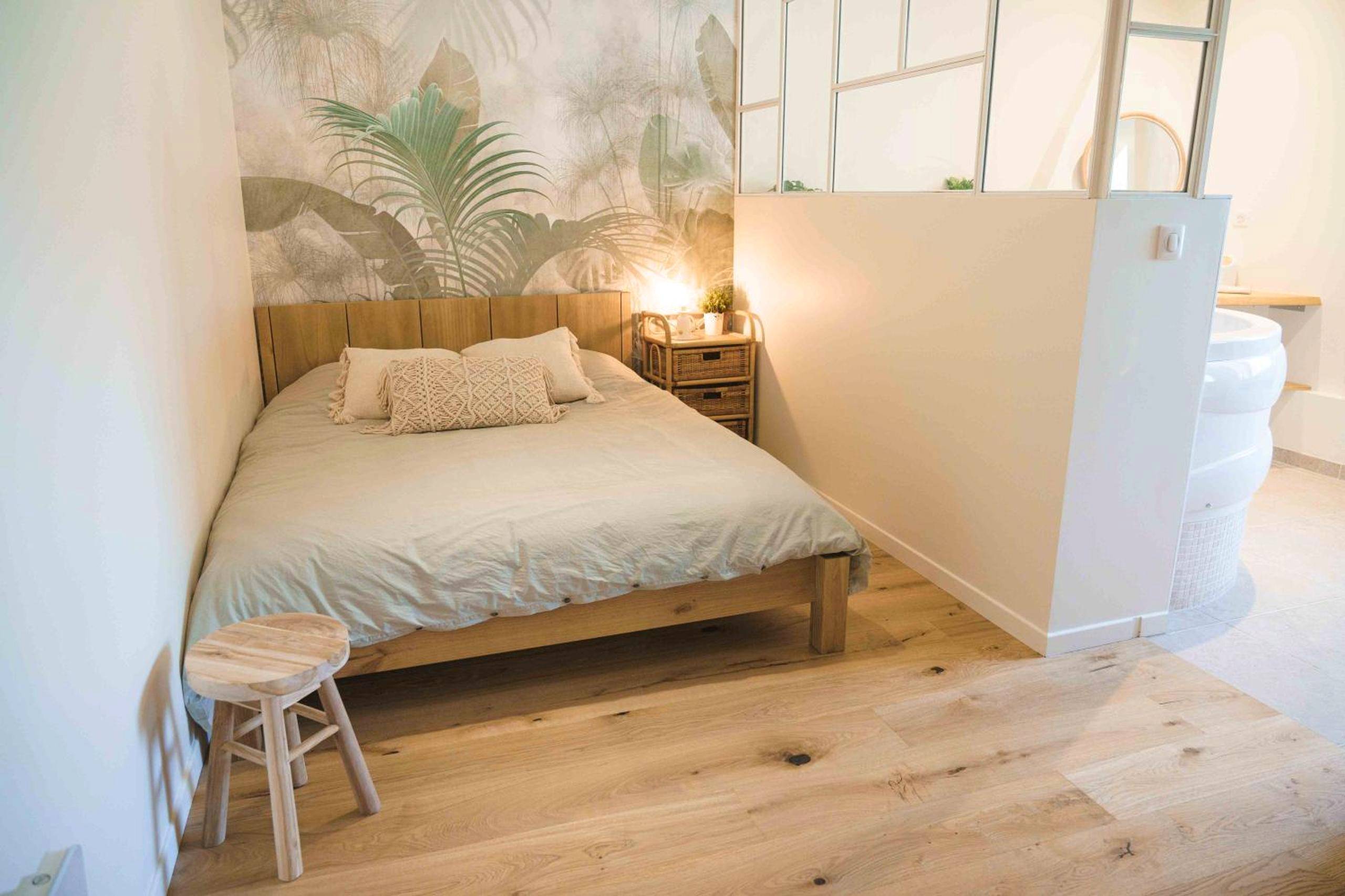 Chambre avec lit double et papier peint jungle - La Parenthèse, Les Gîtes de Montfaucon