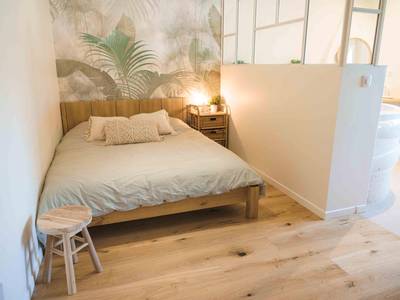 Chambre avec lit double et papier peint jungle - La Parenthèse, Les Gîtes de Montfaucon