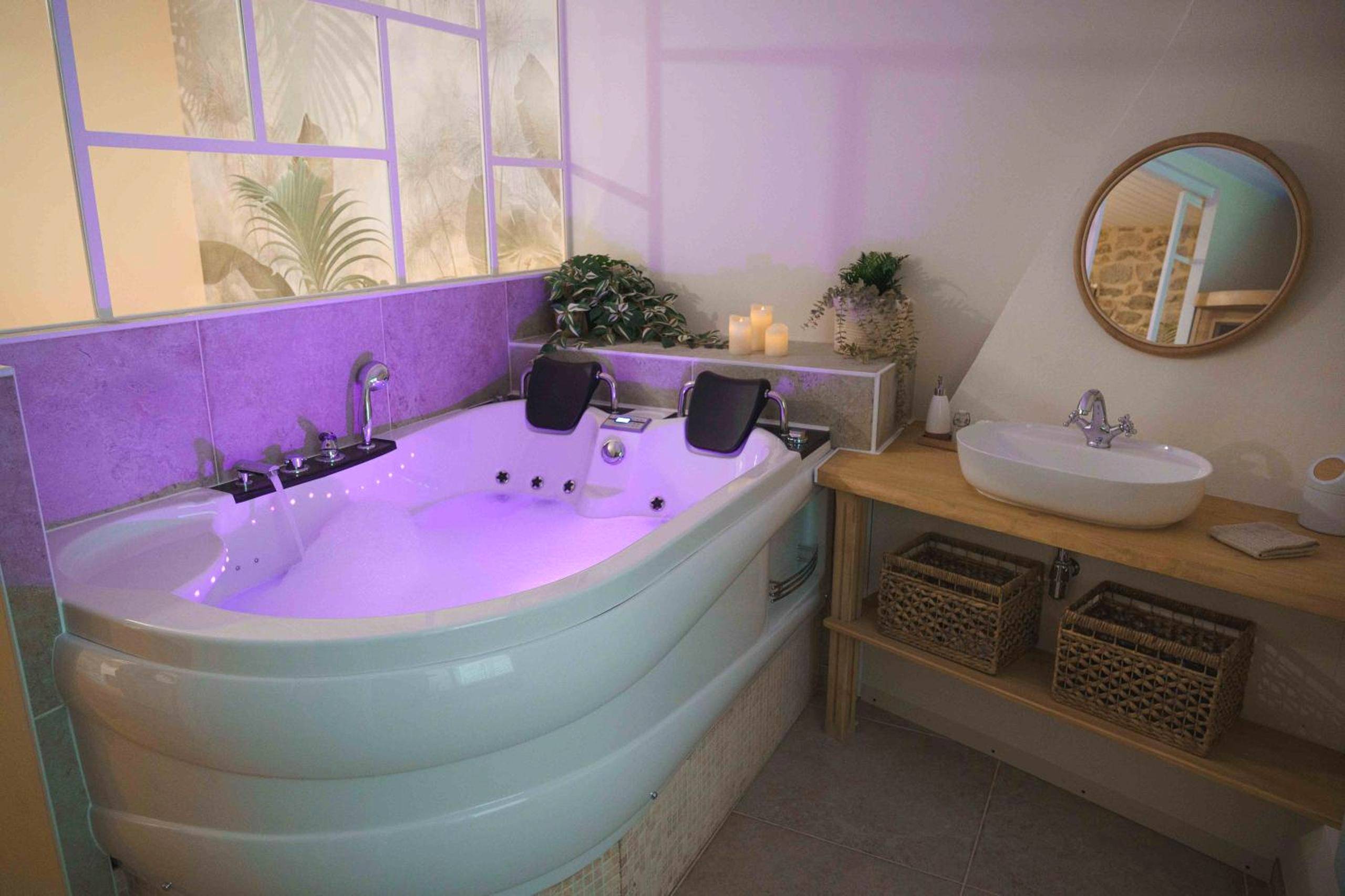 Espace bien - être avec jacuzzi et vasque - La Parenthèse, Les Gîtes de Montfaucon