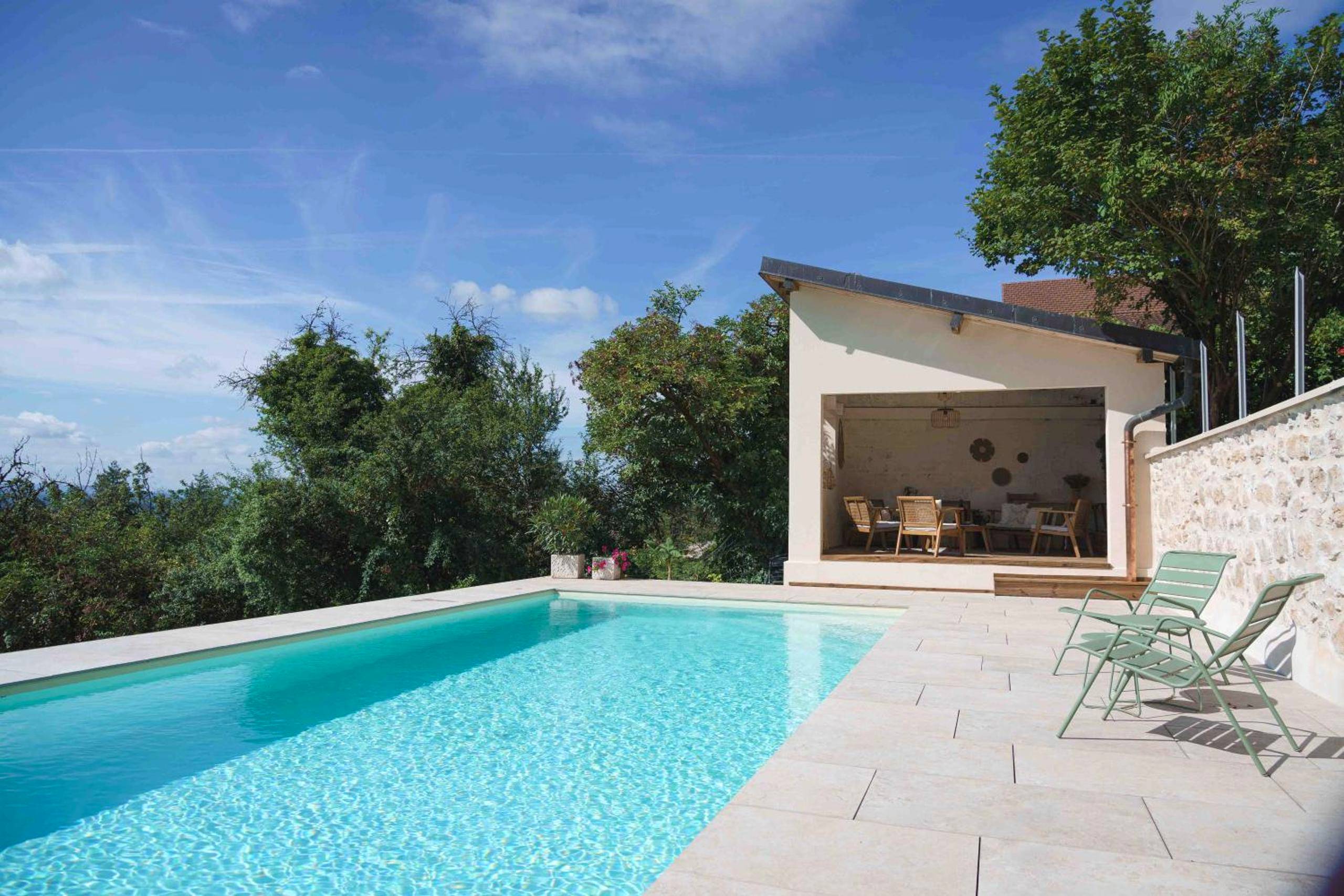 Piscine extérieure avec terrasse et transats - La Parenthèse, Les Gîtes de Montfaucon