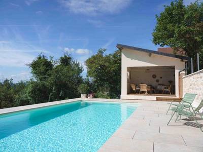 Piscine extérieure avec terrasse et transats - La Parenthèse, Les Gîtes de Montfaucon