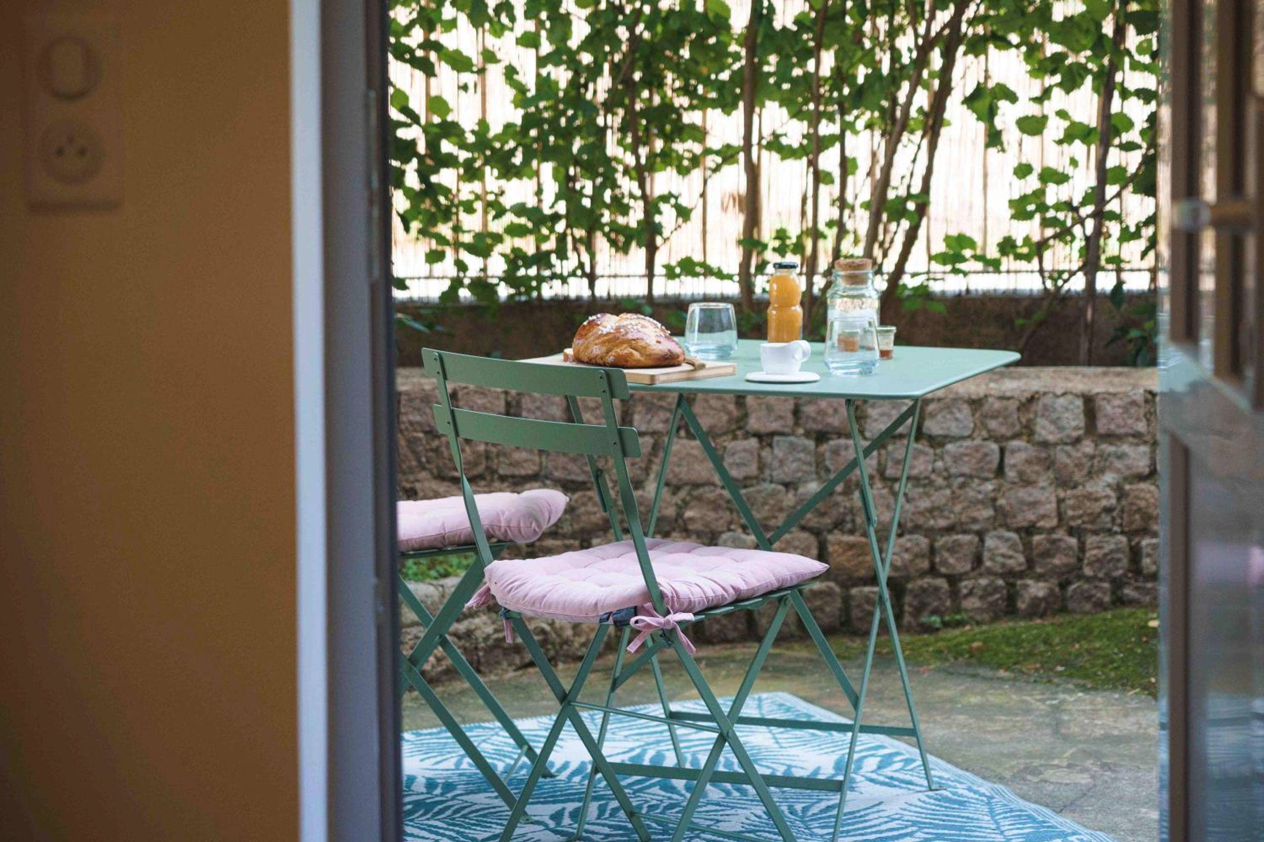 Coin repas extérieur sur terrasse privée - La Parenthèse, Les Gîtes de Montfaucon