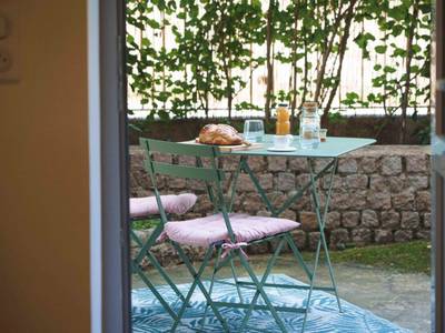 Coin repas extérieur sur terrasse privée - La Parenthèse, Les Gîtes de Montfaucon