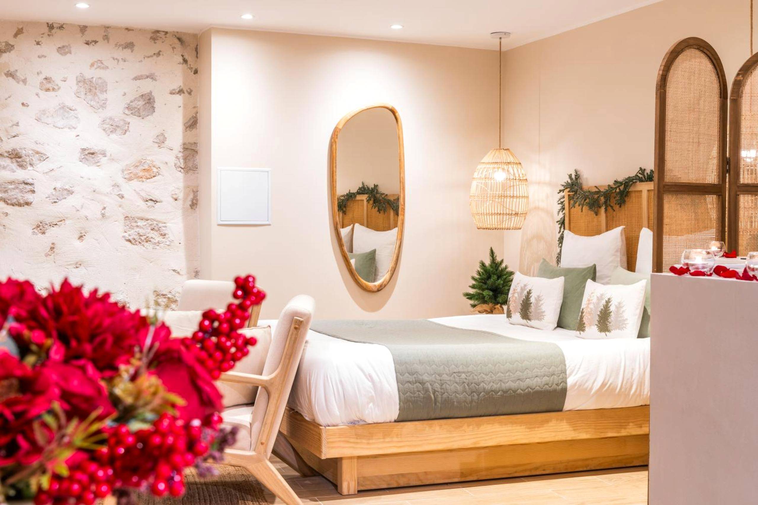 Chambre avec lit double et mur en pierre - Love Room Grasse - La Parenthèse Grassoise - Votre échappée romantique