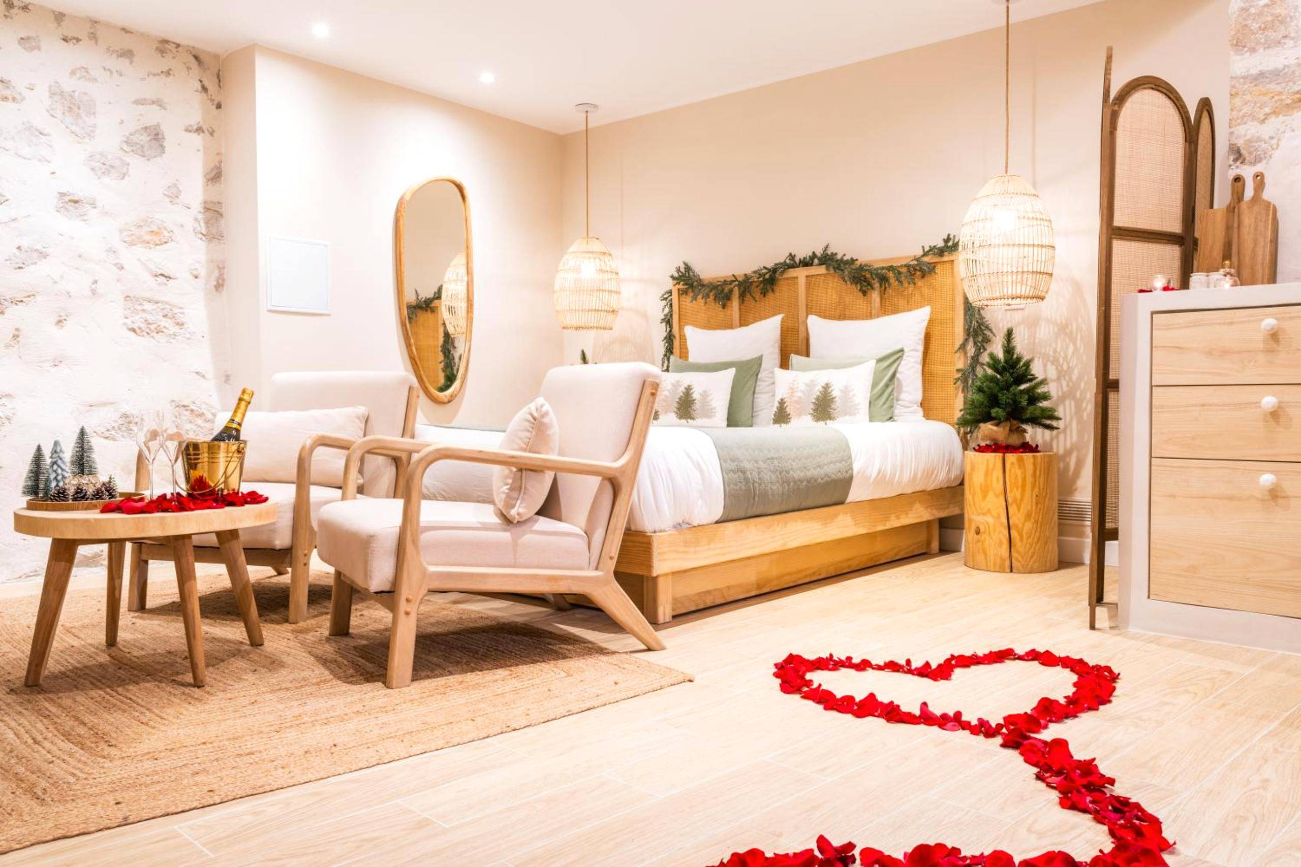 Salon avec fauteuils et cœur en pétales de rose - La Parenthèse Grassoise - Votre échappée romantique