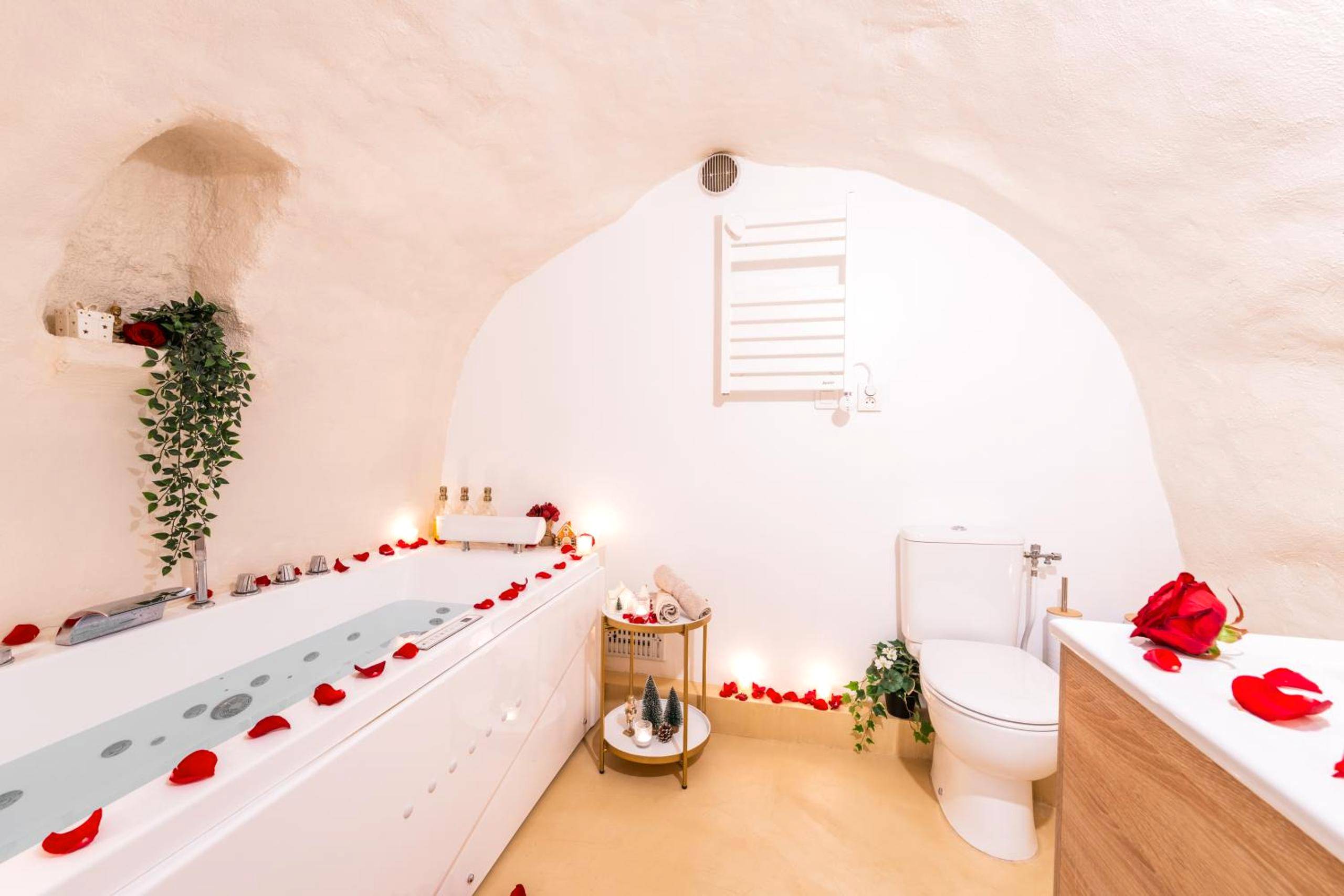 Baignoire balnéo avec pétales et bougies - La Parenthèse Grassoise - Votre échappée romantique