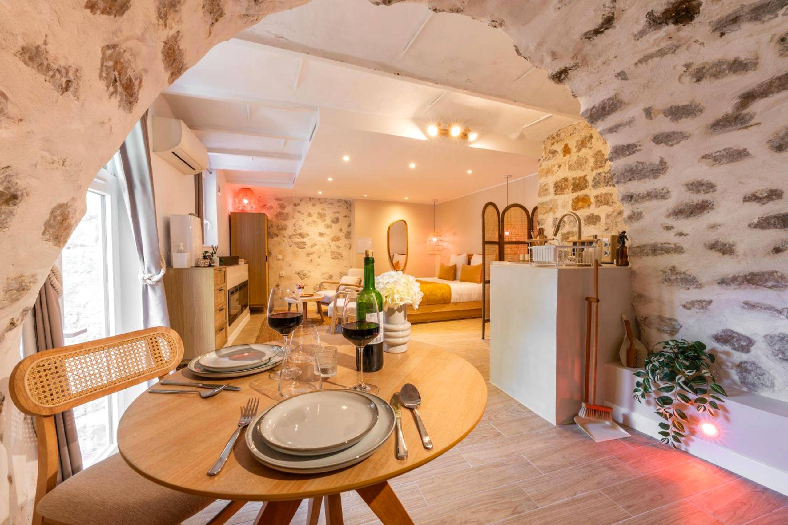 Coin repas avec table dressée sous voûte - La Parenthèse Grassoise - Votre échappée romantique