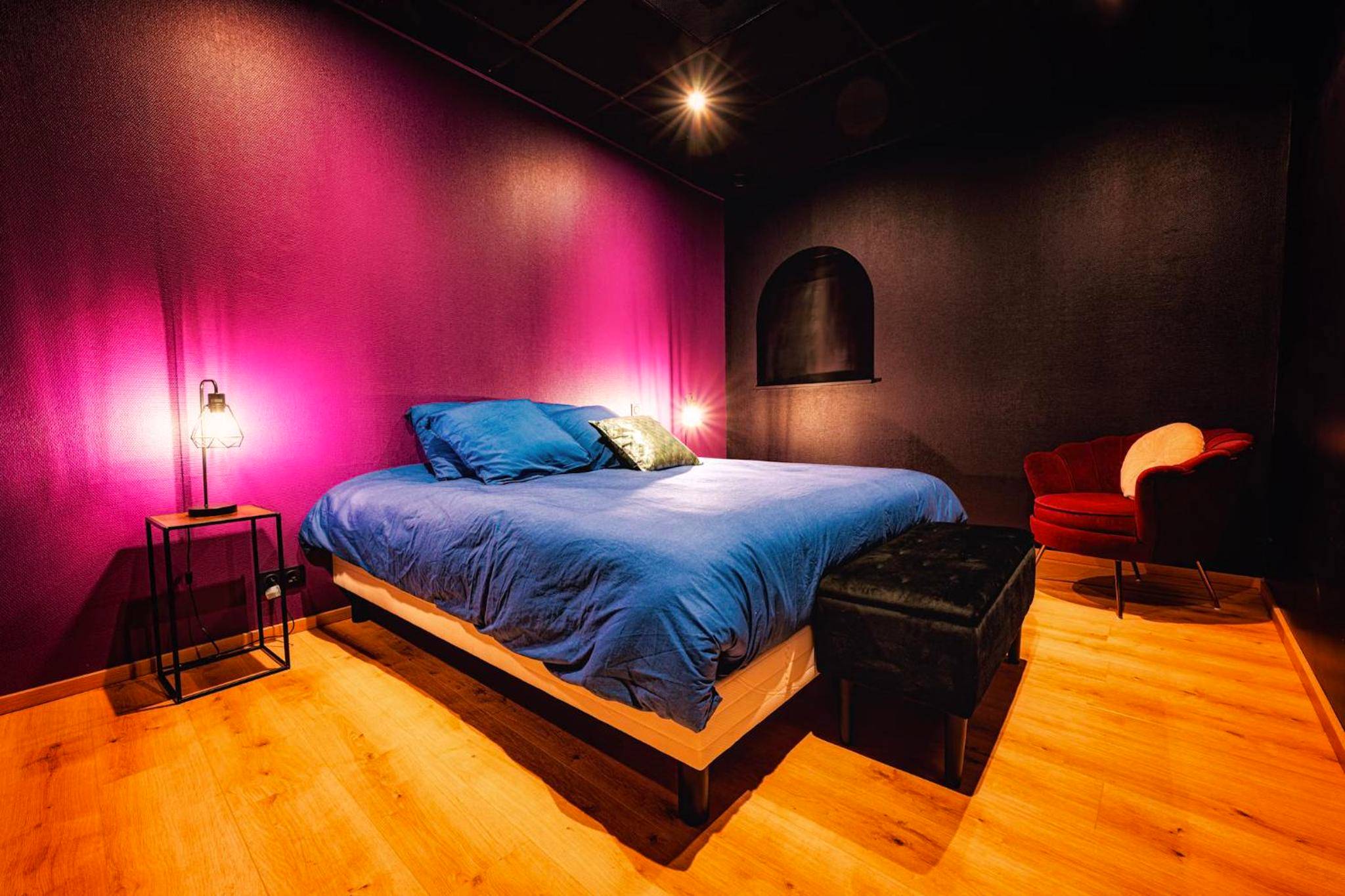 Chambre avec lit double et mur rose rétroéclairé - La Parenthèse Jacuzzi sauna privatif Cognac