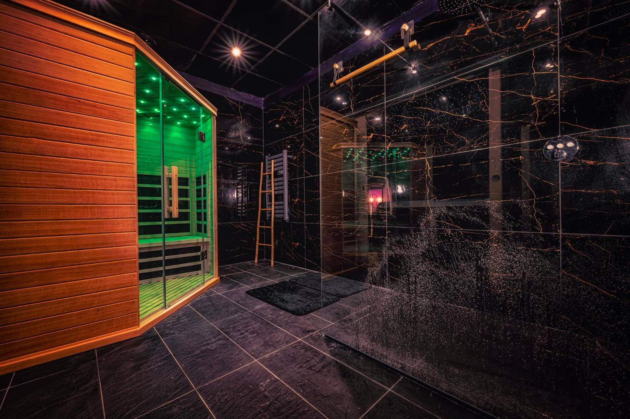 Espace bien - être avec sauna et douche italienne - La Parenthèse Jacuzzi sauna privatif Cognac