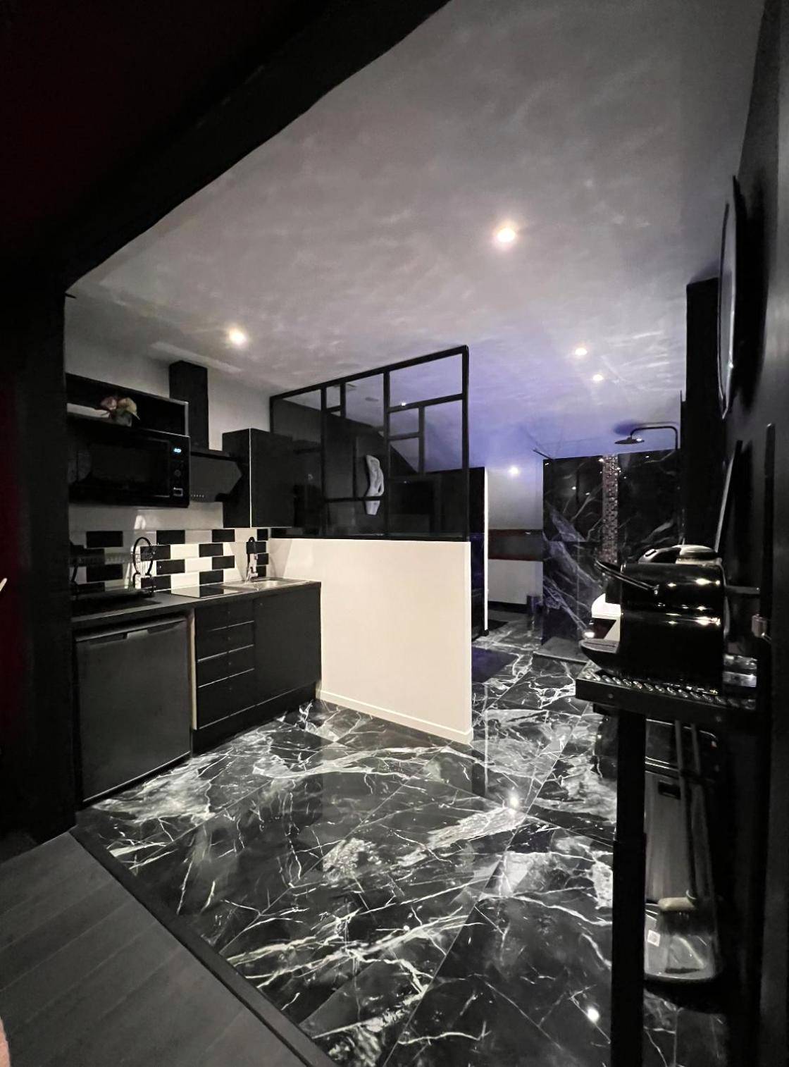 Photo du logement - PARENTHESE LOVE - Amour & Tentation Suite Balnéo SPA Proche Orly - Paris - La Ville - du - Bois