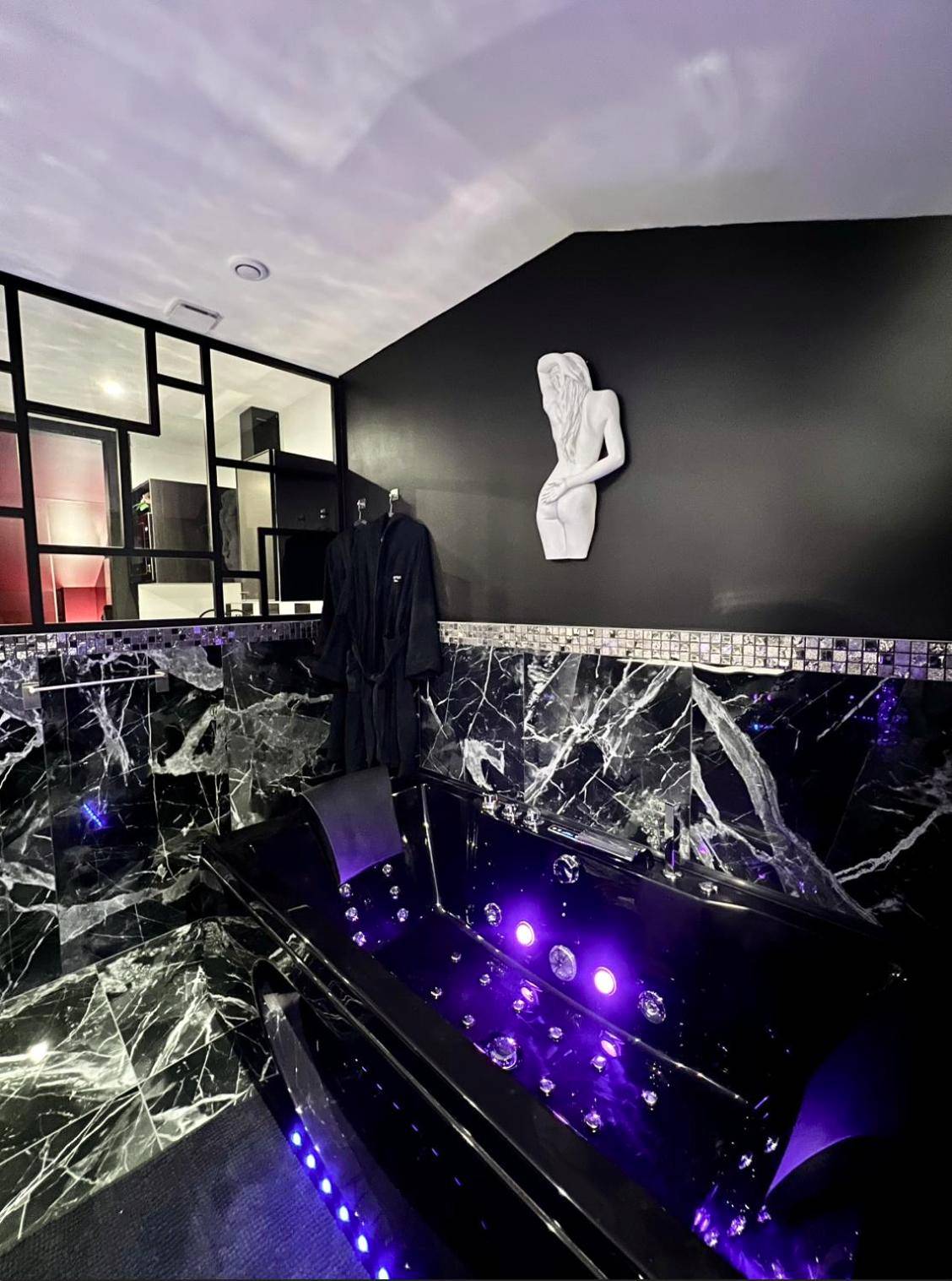 Photo du logement - PARENTHESE LOVE - Amour & Tentation Suite Balnéo SPA Proche Orly - Paris