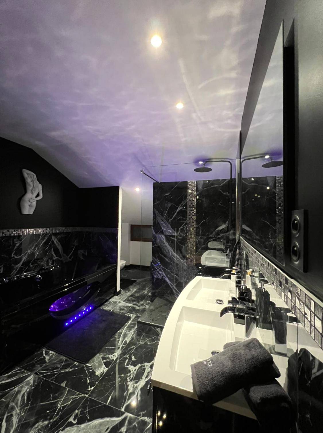 Vue du logement - PARENTHESE LOVE - Amour & Tentation Suite Balnéo SPA Proche Orly - Paris
