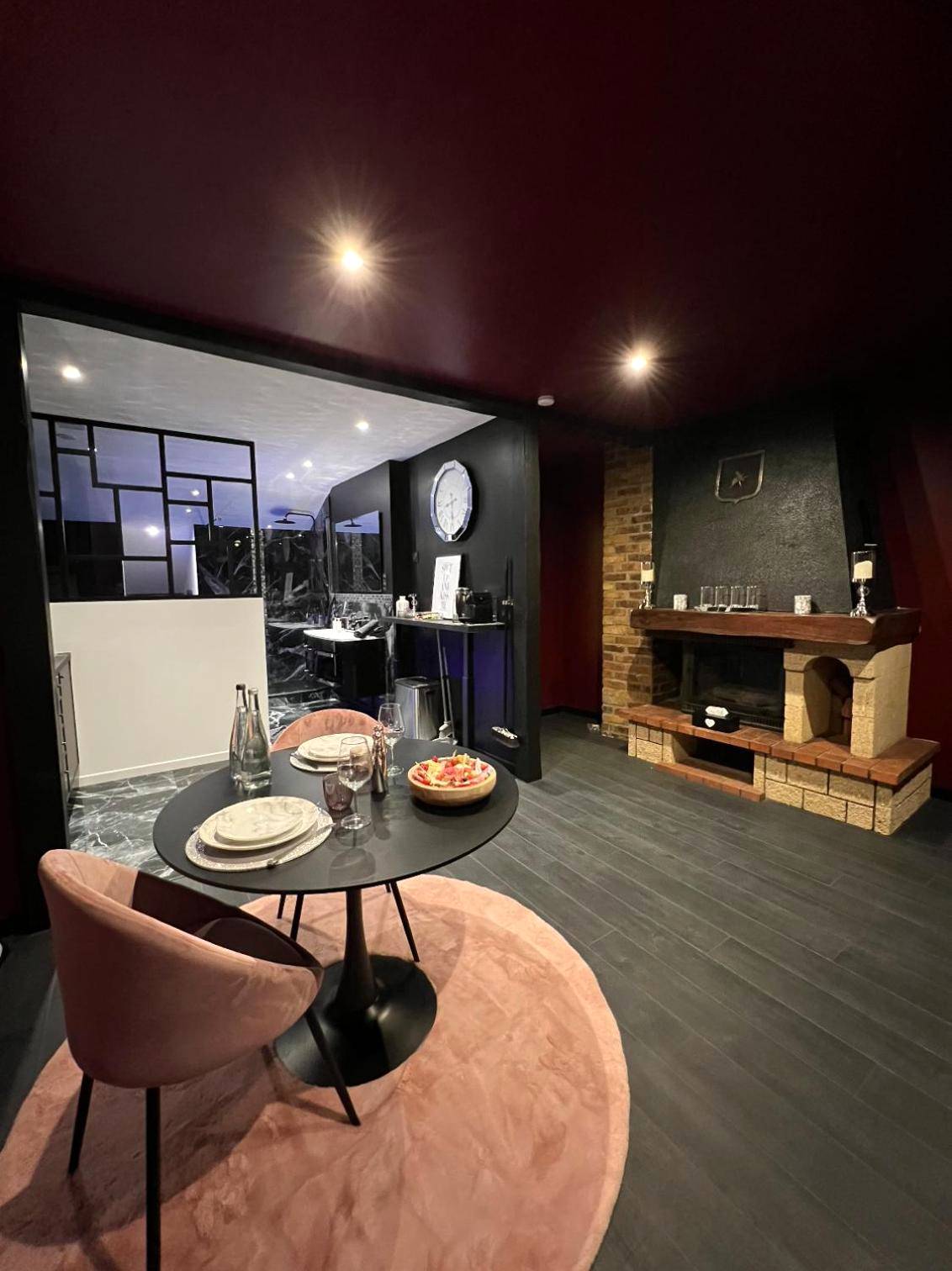 Vue du logement - PARENTHESE LOVE - Amour & Tentation Suite Balnéo SPA Proche Orly - Paris