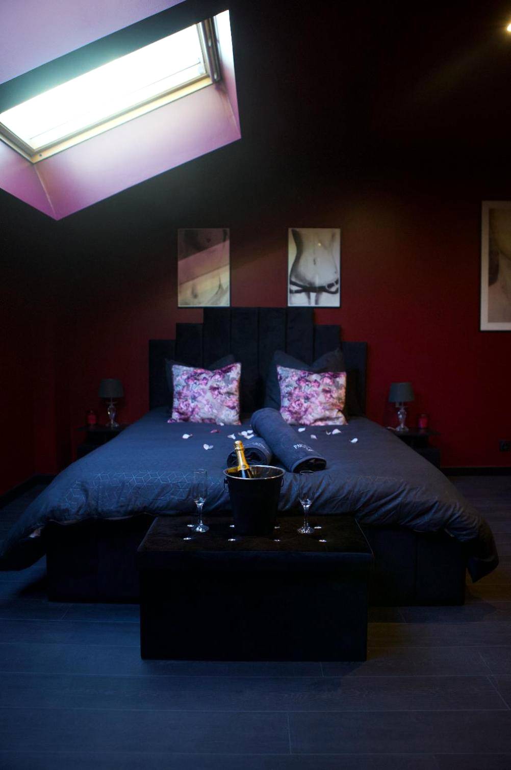 Photo du logement - PARENTHESE LOVE - Amour & Tentation Suite Balnéo SPA Proche Orly - Paris