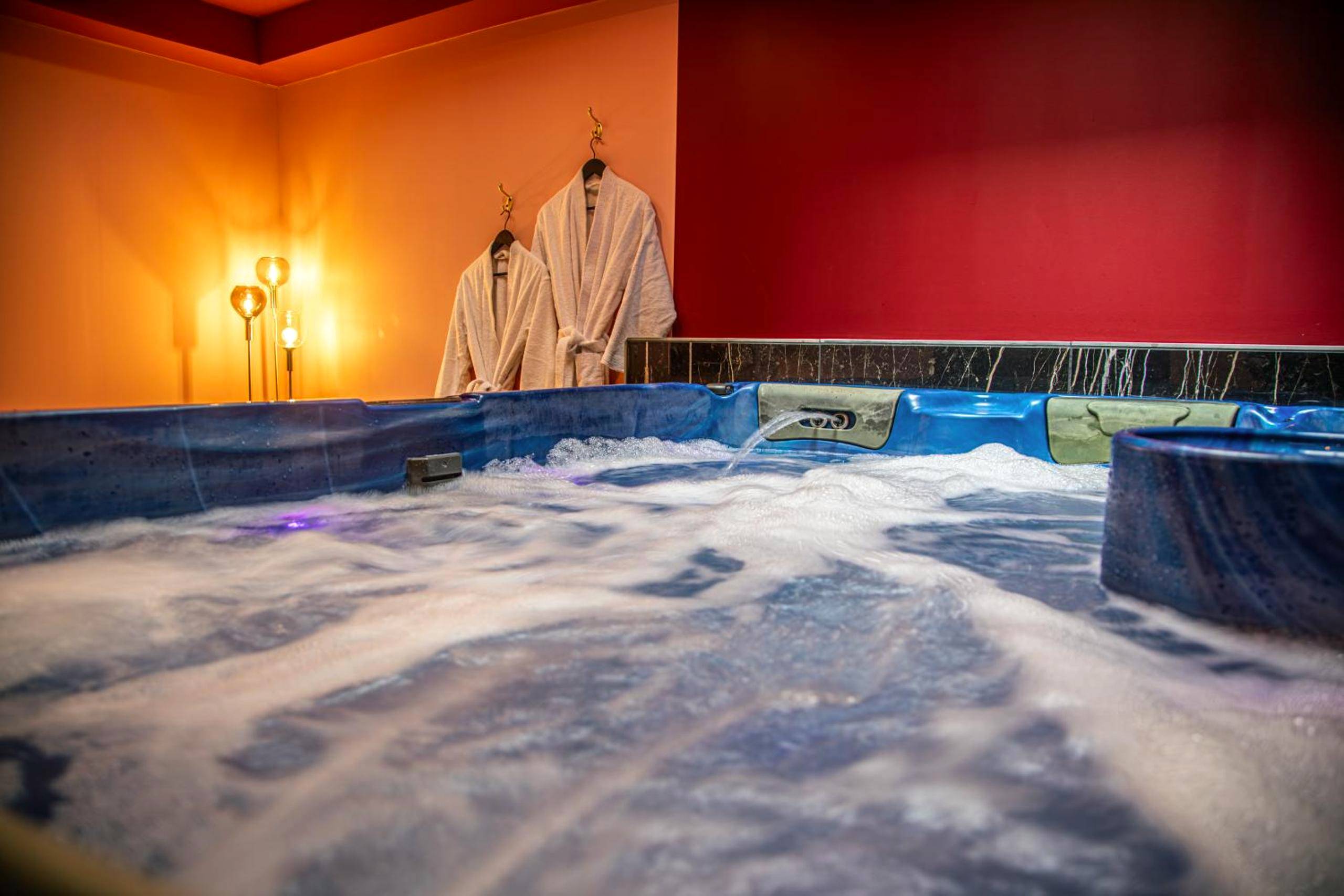 Jacuzzi privatif avec peignoirs à disposition - Love Room Reims - La Parenthèse Numéro 6 - Jacuzzi Reims