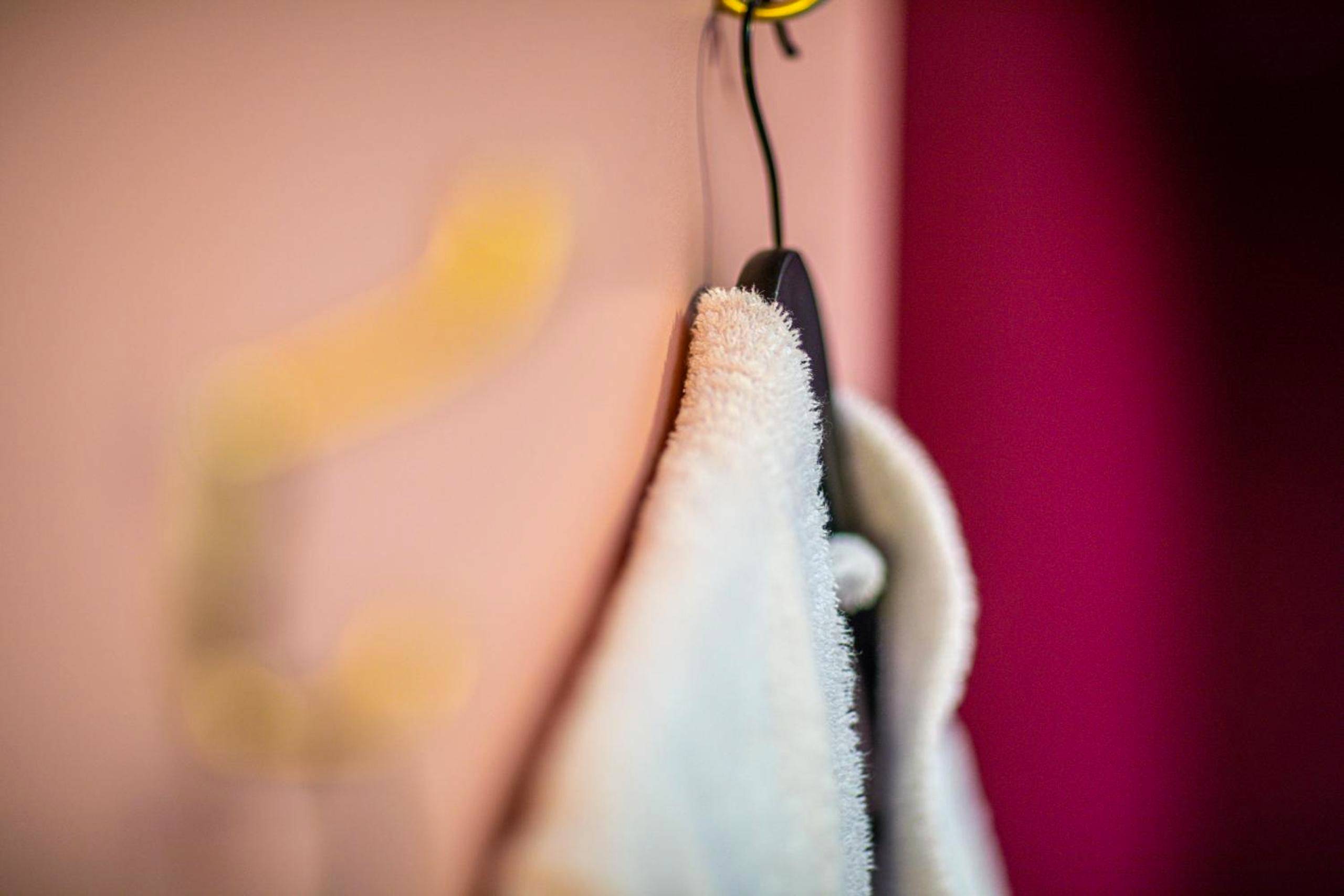 Détail d'un peignoir blanc moelleux - La Parenthèse Numéro 6 - Jacuzzi Reims