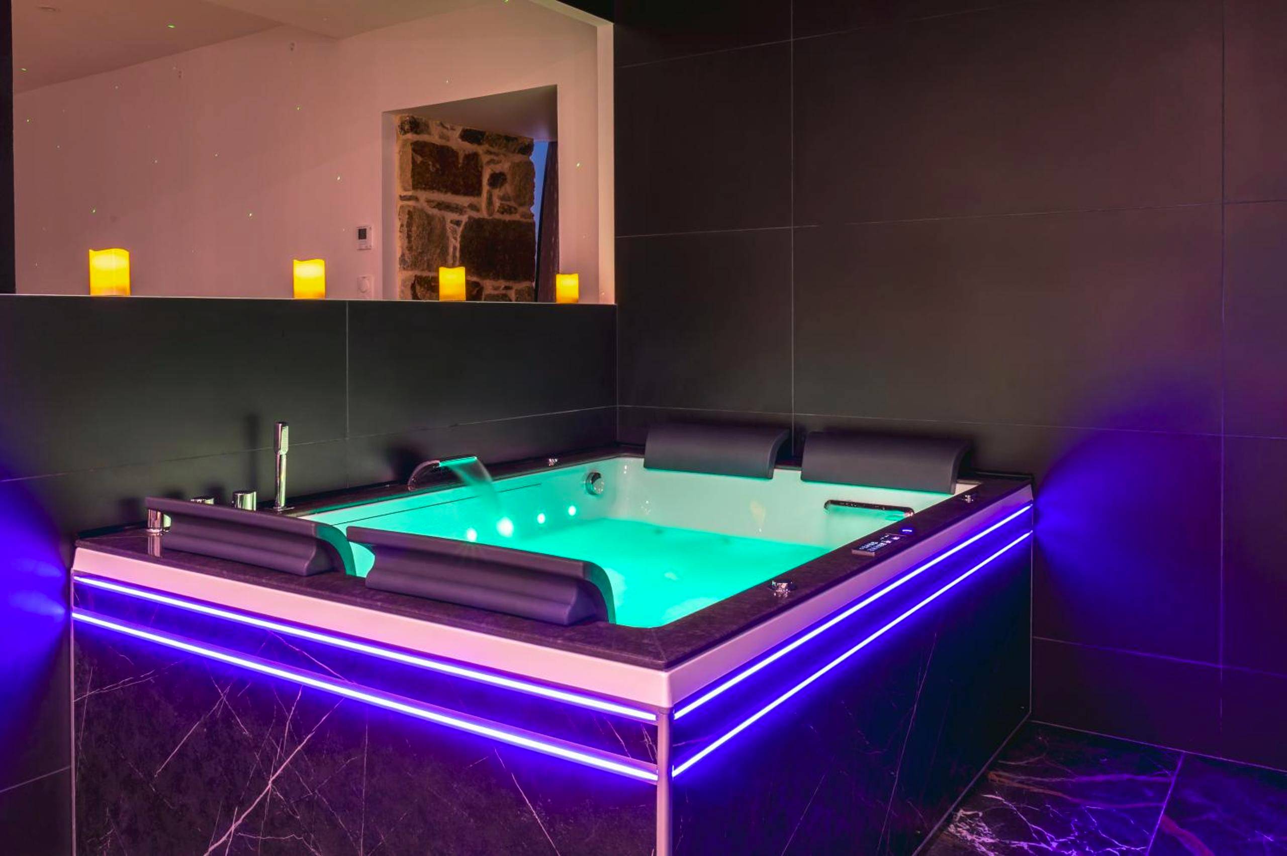 Jacuzzi privatif avec éclairage LED néon - Love Room Brest - La Parenthèse Sensuelle - love room
