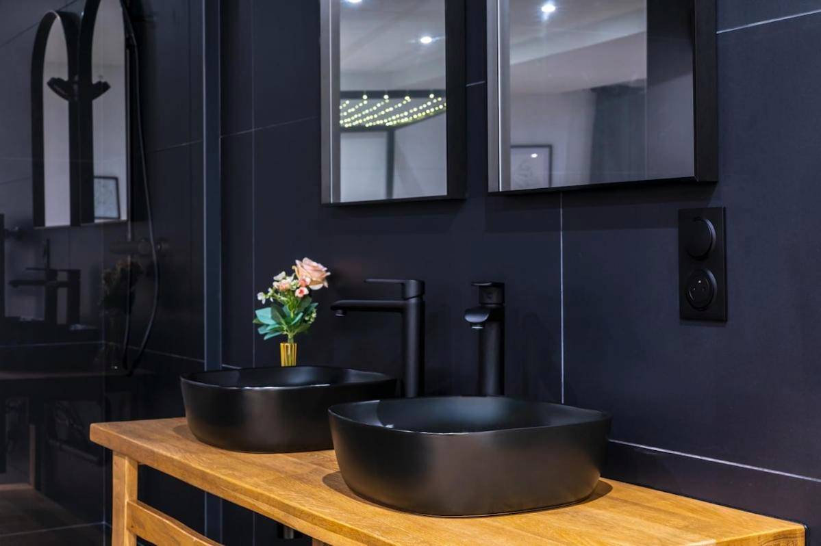 Double vasque noire sur meuble en bois - La Parenthèse Sensuelle - love room