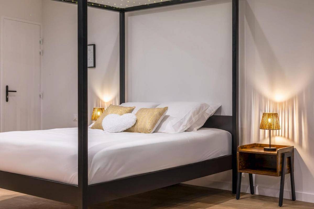 Lit à baldaquin avec ciel étoilé lumineux - La Parenthèse Sensuelle - love room