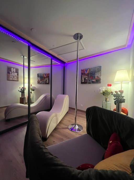 Barre de pole dance et fauteuil tantrique - Love Room Le Perrier - Love room - Parenthèse romantique avec spa privé