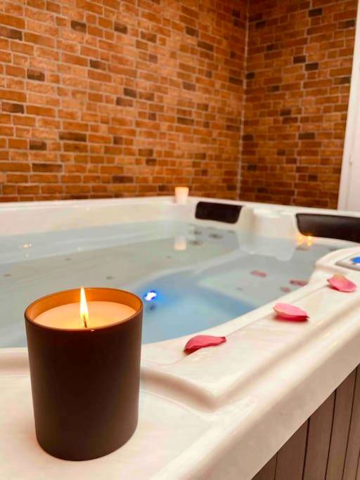 Jacuzzi privatif avec bougie et pétales - Love room - Parenthèse romantique avec spa privé