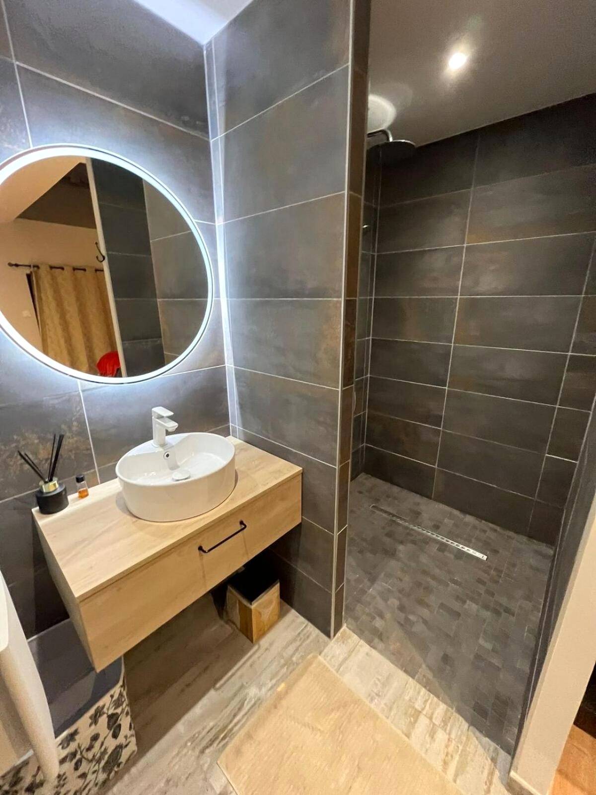 Salle d'eau moderne avec douche à l'italienne - Love room - Parenthèse romantique avec spa privé