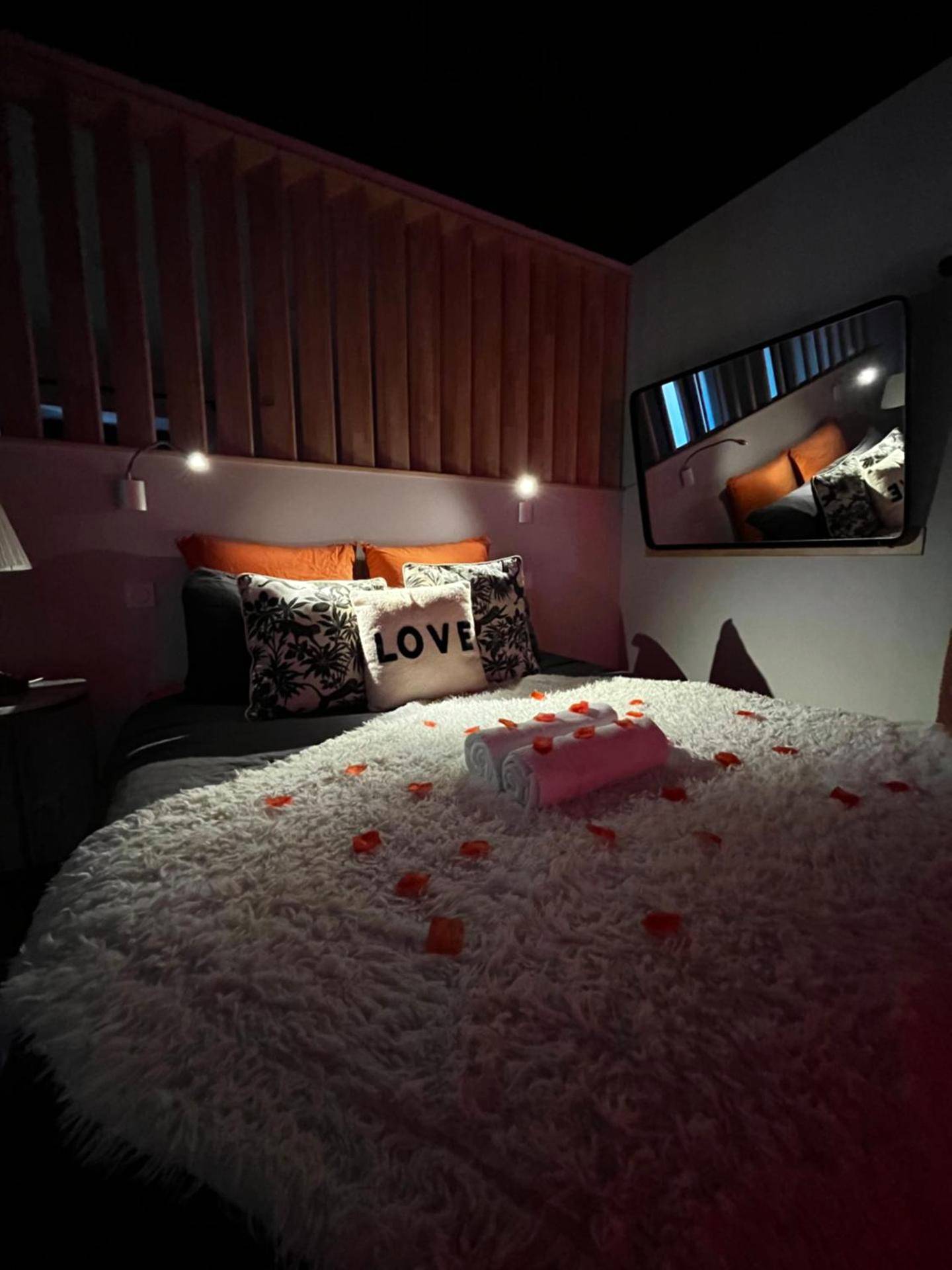 Lit décoré de pétales avec coussin Love - Love room - Parenthèse romantique avec spa privé
