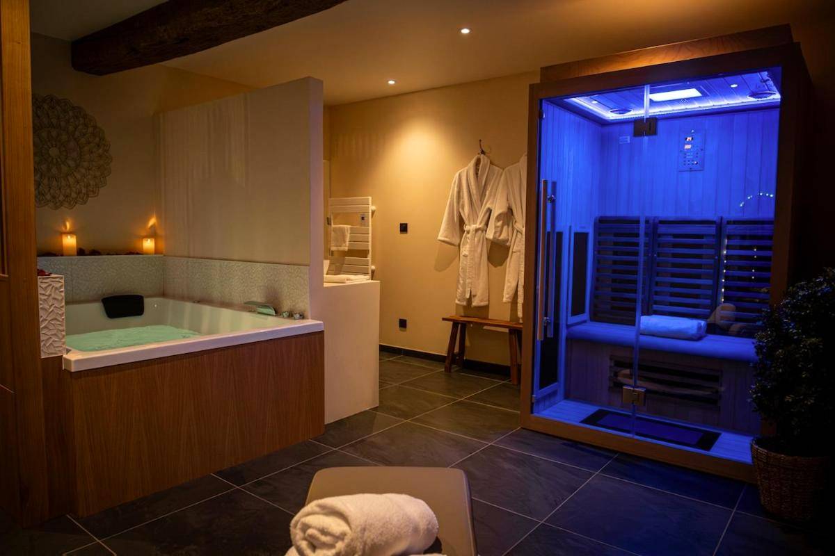 Espace bien - être avec jacuzzi et sauna infrarouge - Love Room Pont - de - l'Arche - La Parenthèse Suites - appartement...