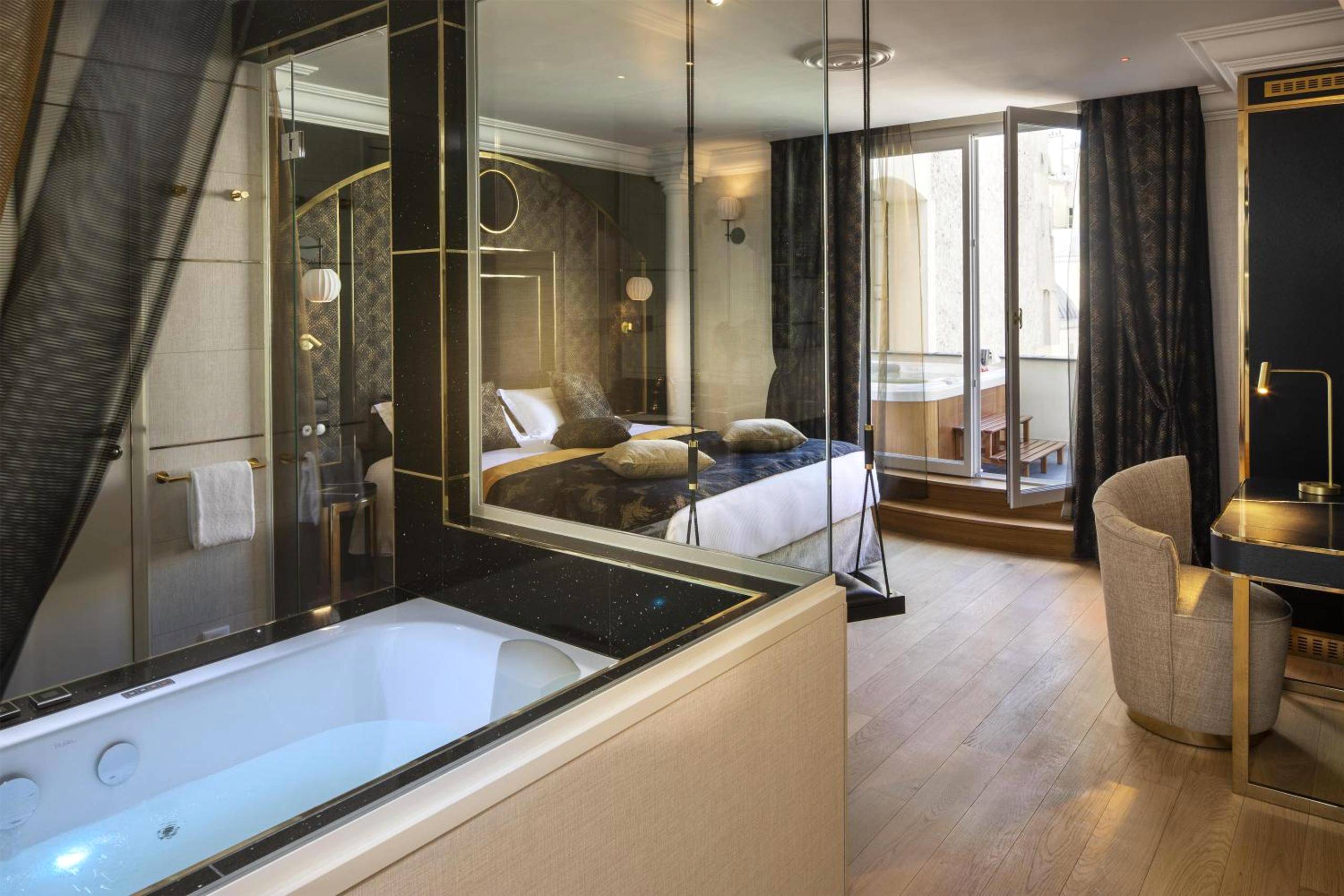 Baignoire balnéo avec vue sur chambre et balcon - Love Room Paris - Paris j'Adore Hotel & Spa