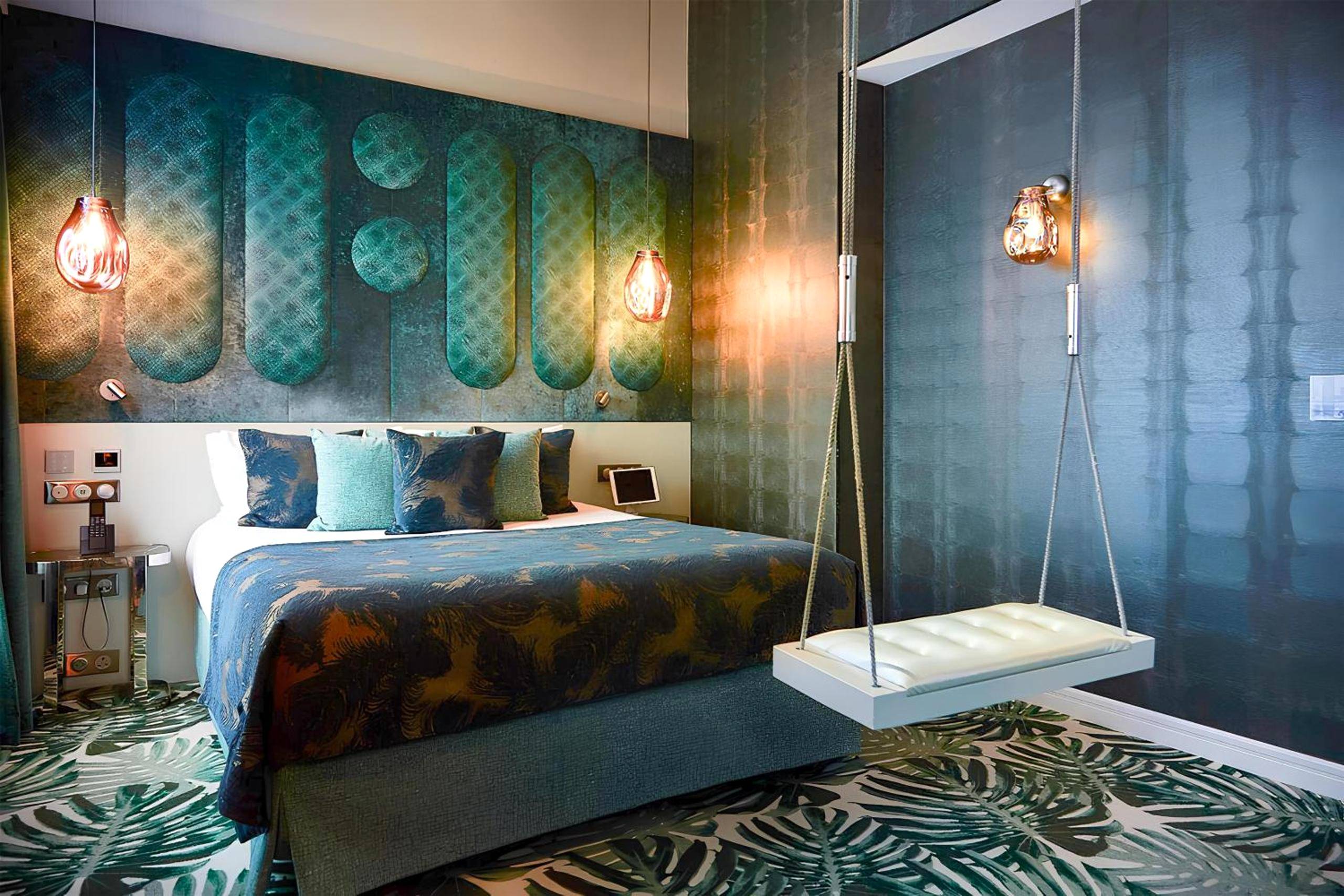 Lit double avec balançoire et décor tropical - Paris j'Adore Hotel & Spa