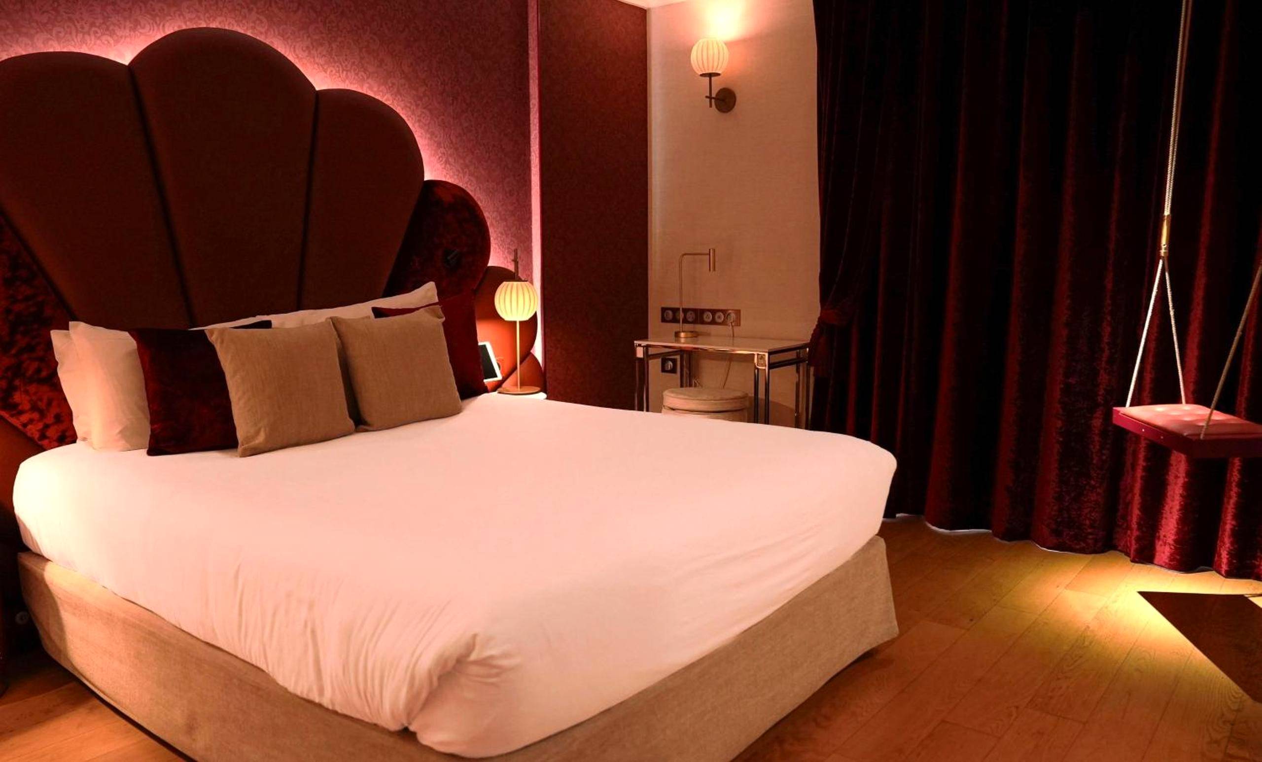 Lit king size avec tête de lit en velours - Paris j'Adore Hotel & Spa