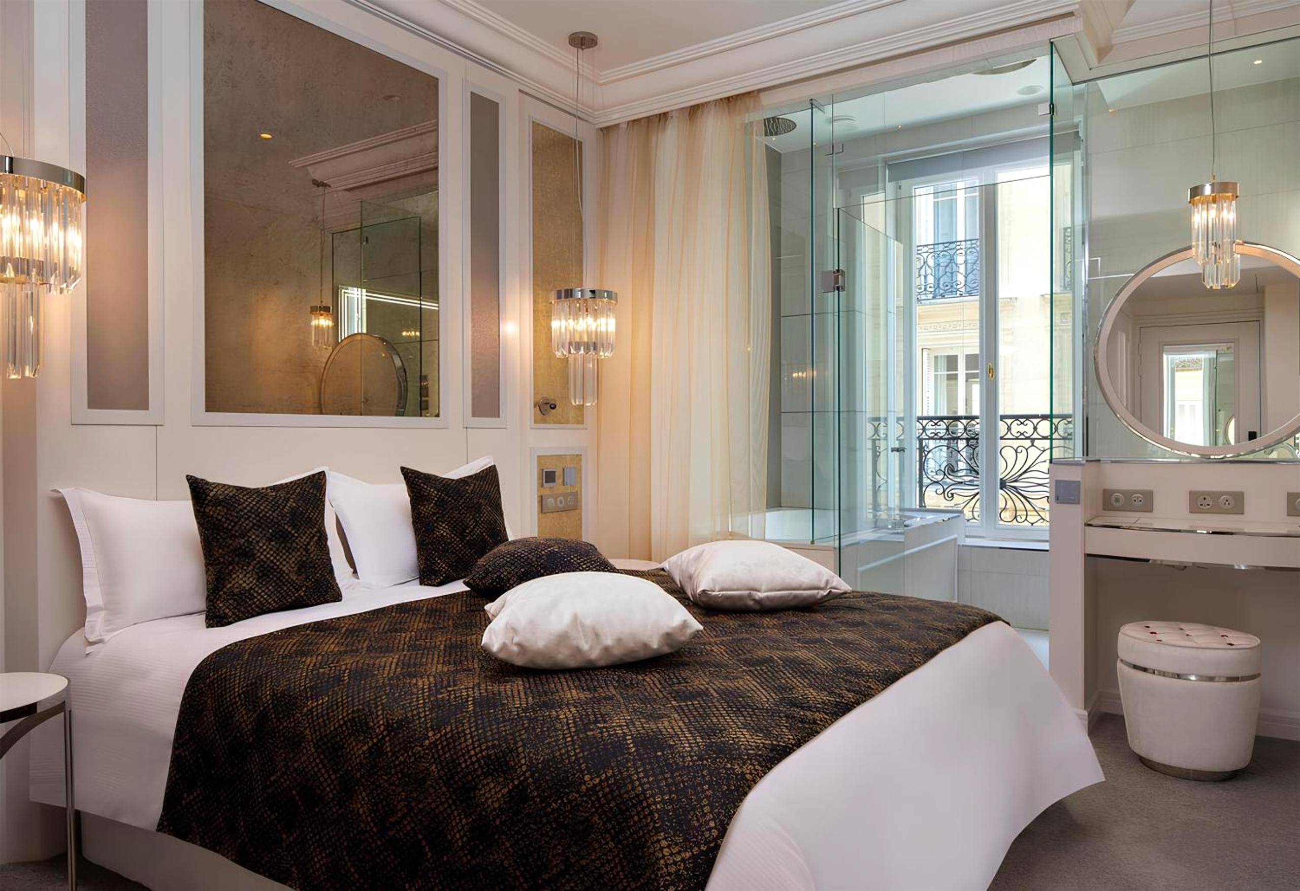 Chambre élégante avec douche vitrée et coiffeuse - Paris j'Adore Hotel & Spa