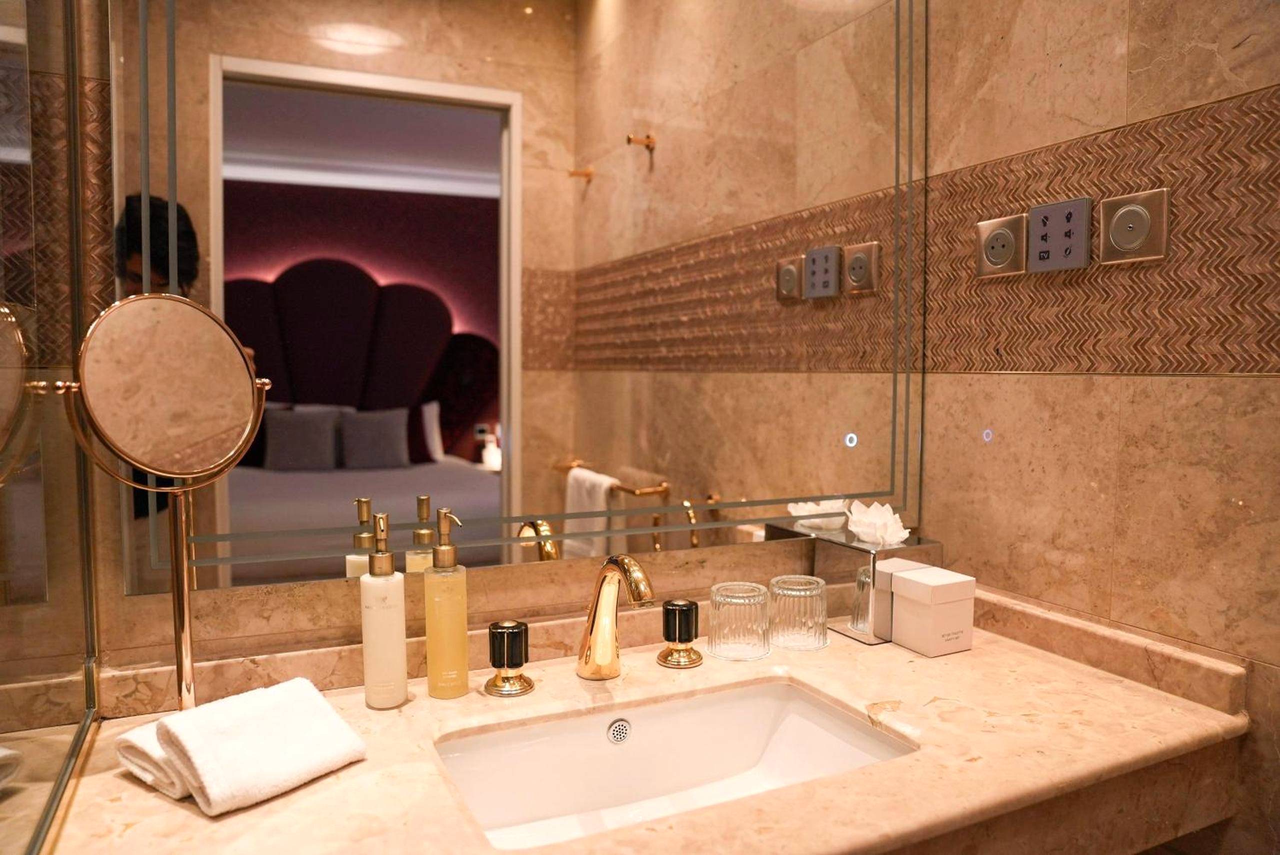 Vasque en marbre avec robinetterie dorée - Paris j'Adore Hotel & Spa