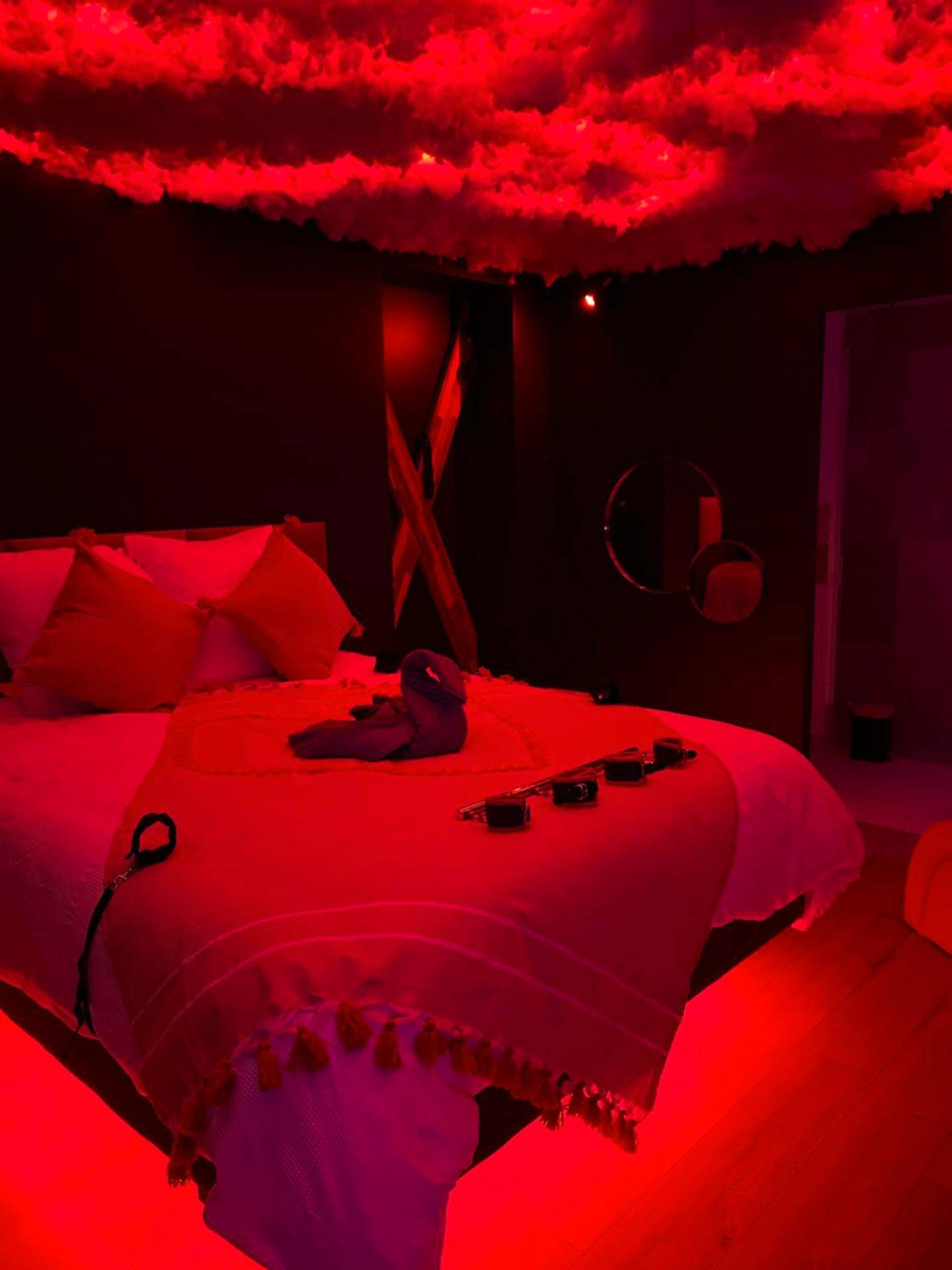 Lit avec plafond nuageux lumineux rouge - Love Room Paris - Love room in Paris
