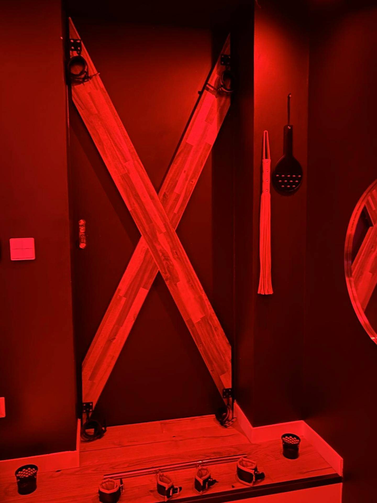 Croix de Saint - André en bois et menottes - Love room in Paris