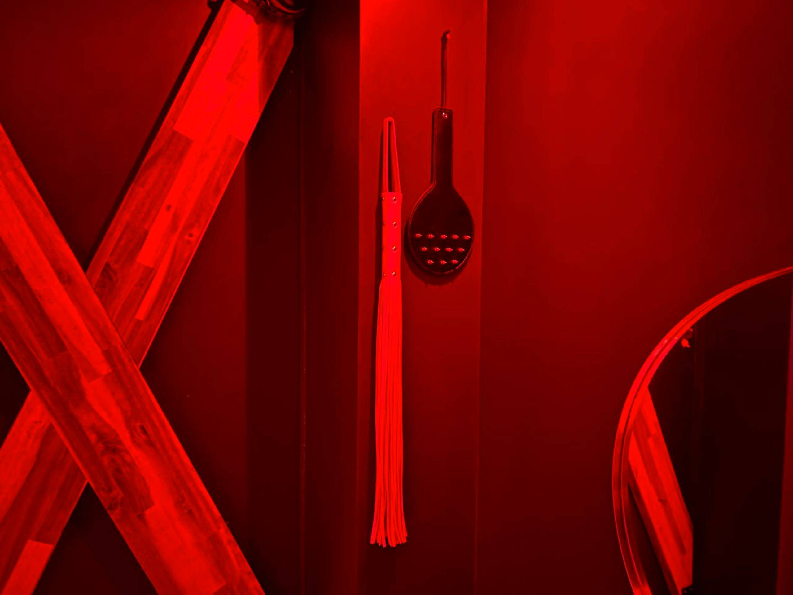 Fouet et pagaie de bondage muraux - Love room in Paris
