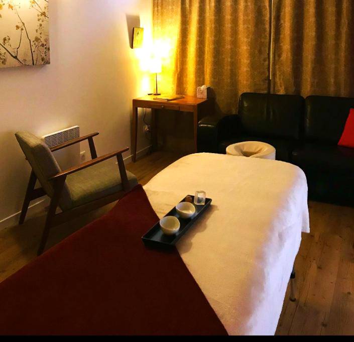 Table de massage avec nécessaire de soin - La Passionnante Gîte avec Spa privatif