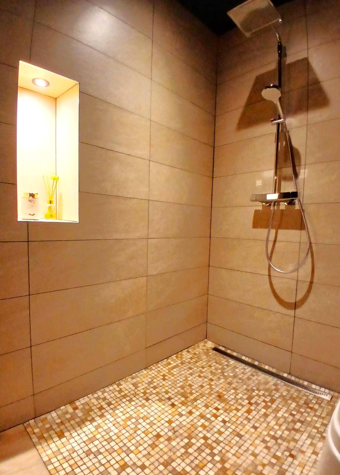 Douche à l'italienne avec sol en mosaïque - La Passionnante Gîte avec Spa privatif