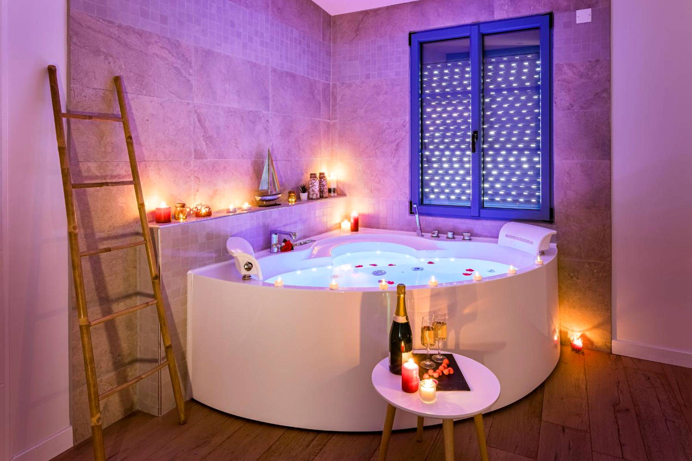 Baignoire balnéo avec bougies et pétales - Le Patio d'Arlou & Spa - Relaxant et romantique