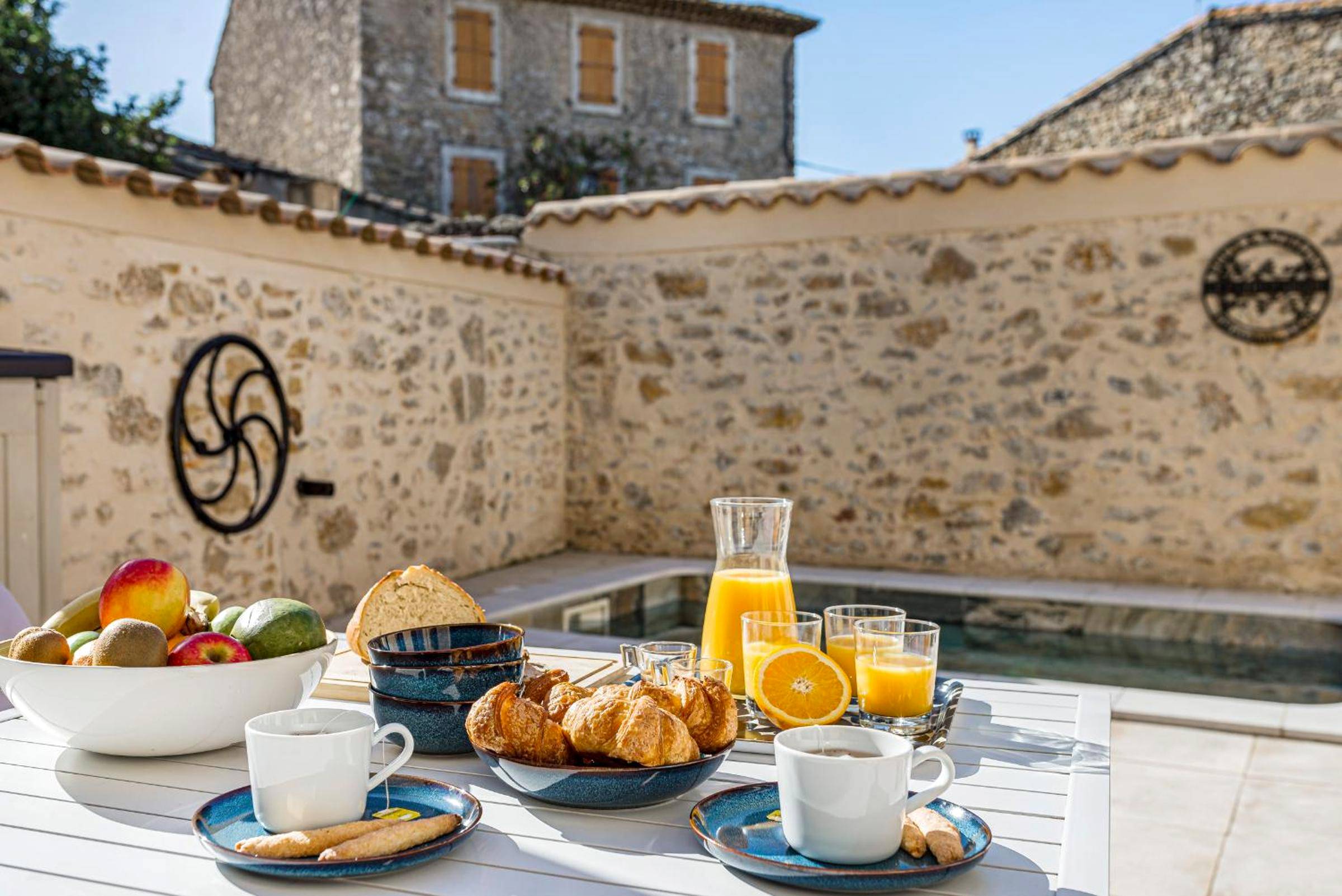 Petit - déjeuner servi en terrasse face au bassin - Le Patio d'Arlou & Spa - Relaxant et romantique
