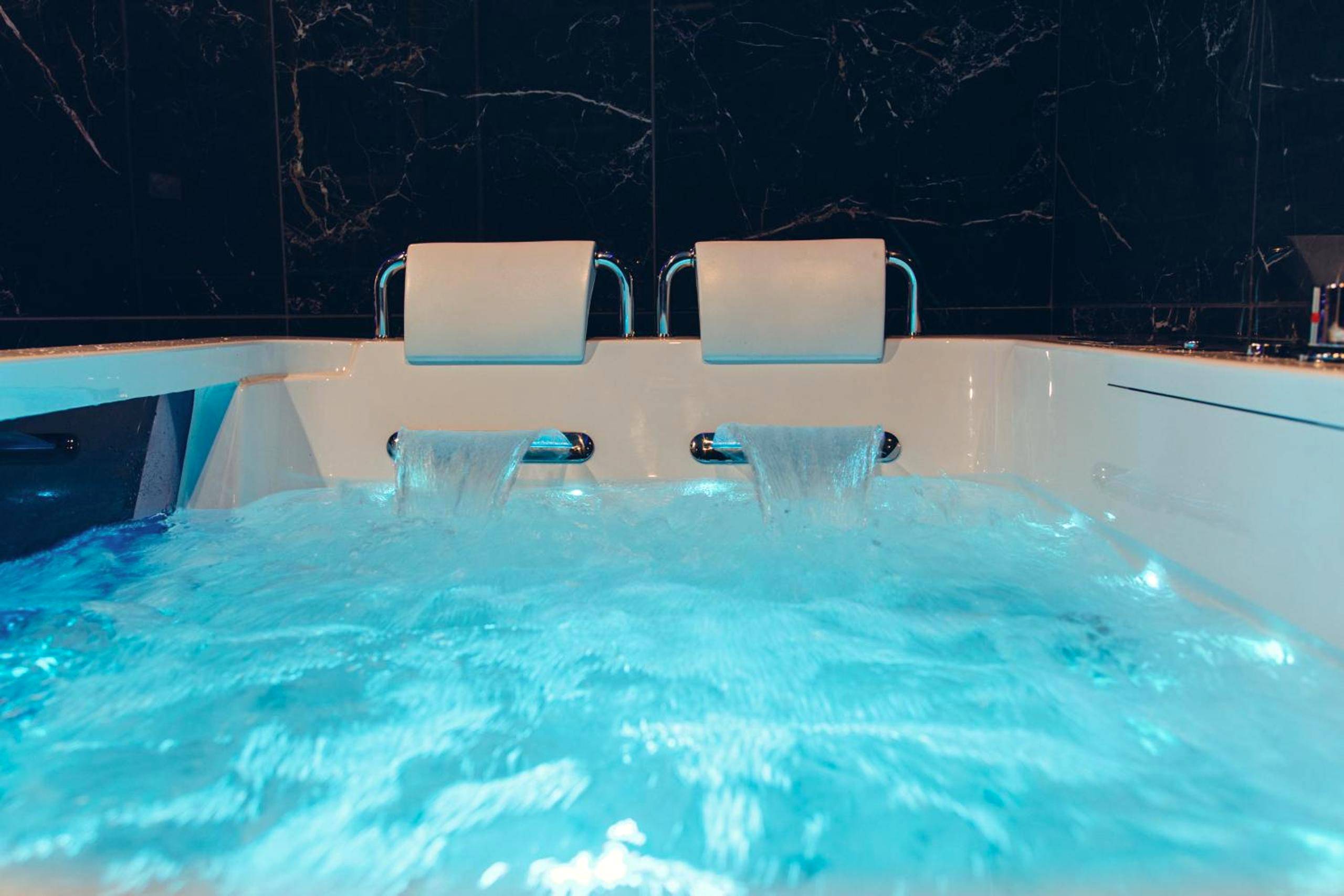 Baignoire balnéo avec jets et éclairage bleu - Love Room Pau - Loveroom Pau