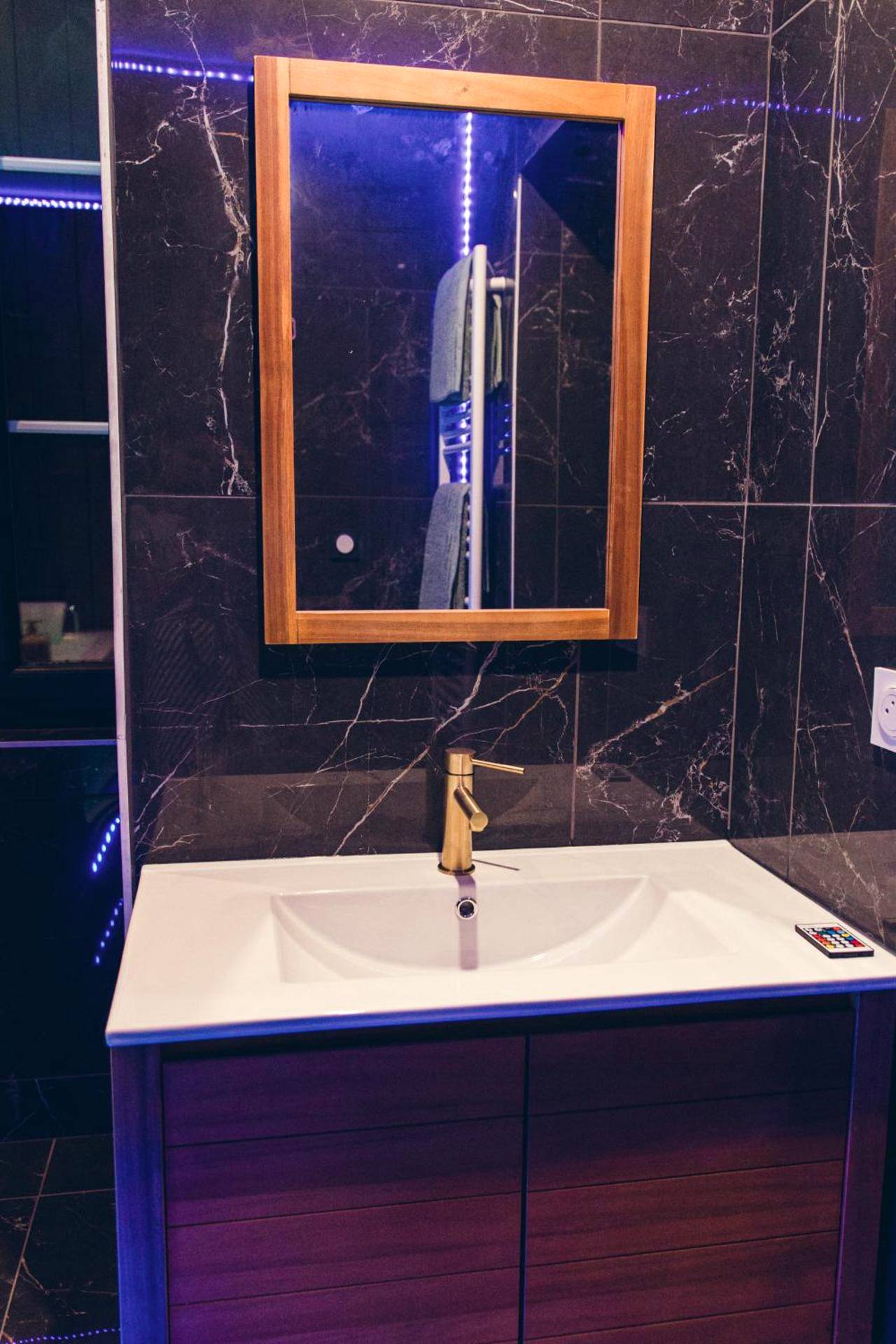 Vasque moderne et miroir sur mur en marbre noir - Loveroom Pau