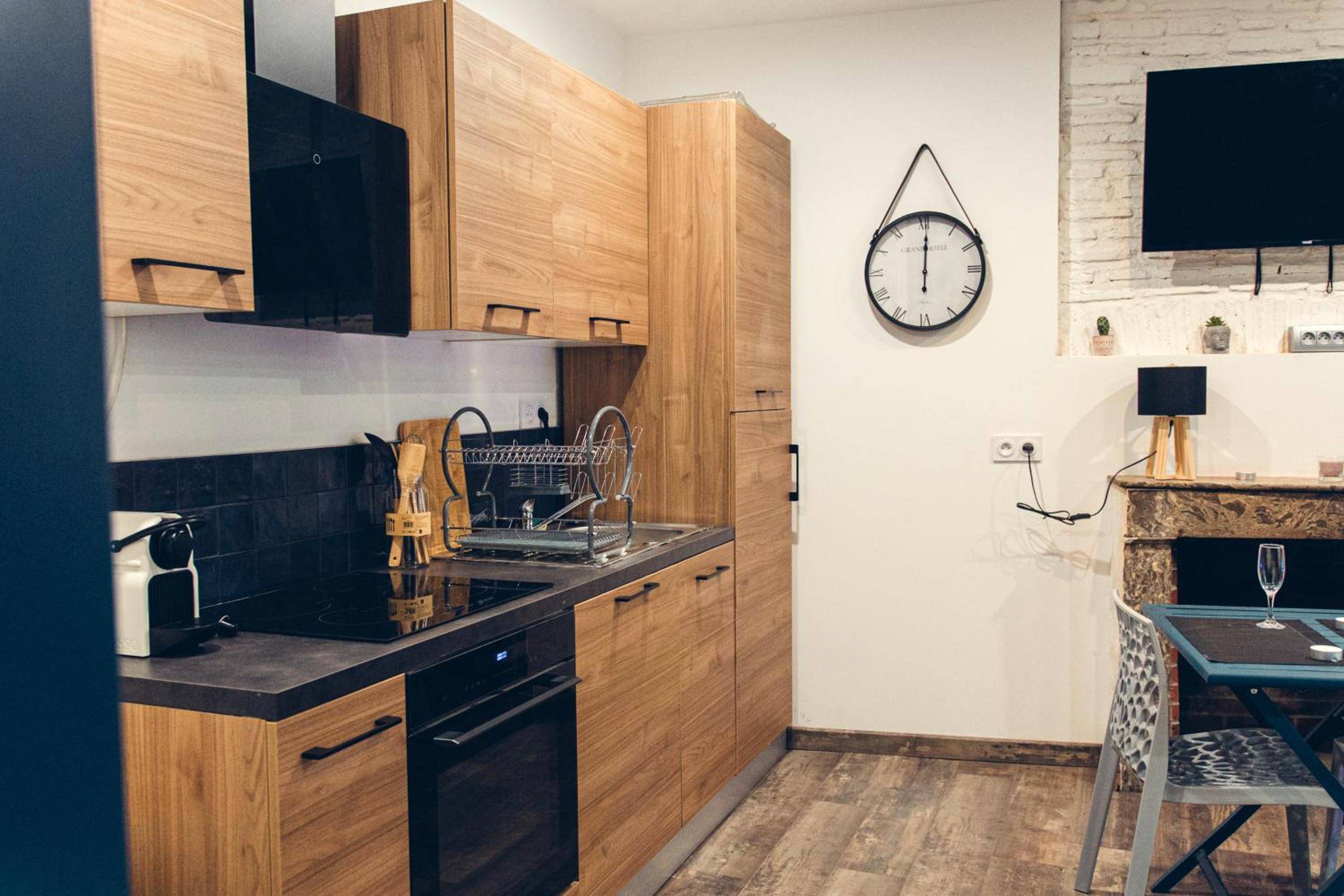 Cuisine équipée en bois et coin repas - Loveroom Pau