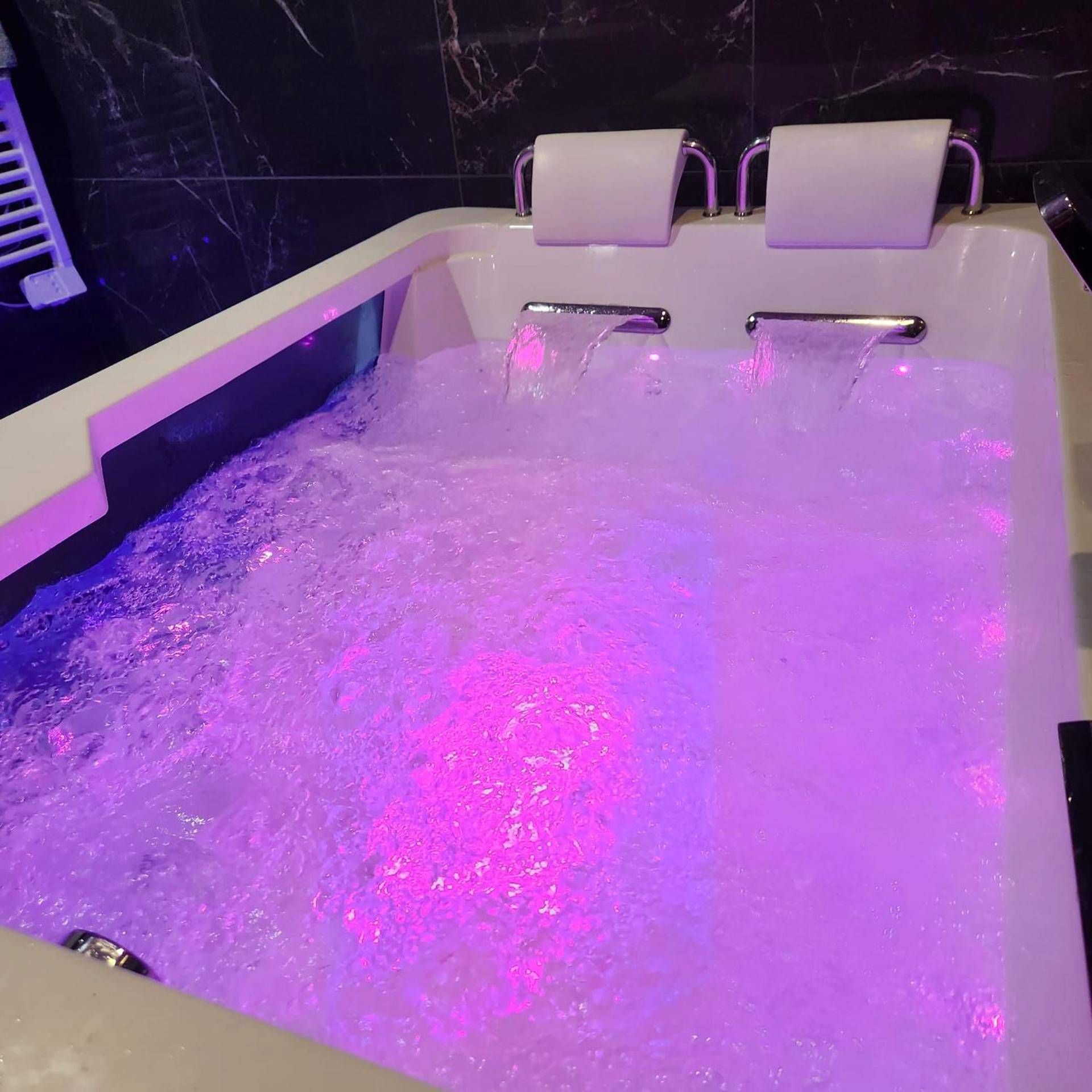 Jacuzzi privatif avec chromothérapie violette - Loveroom Pau