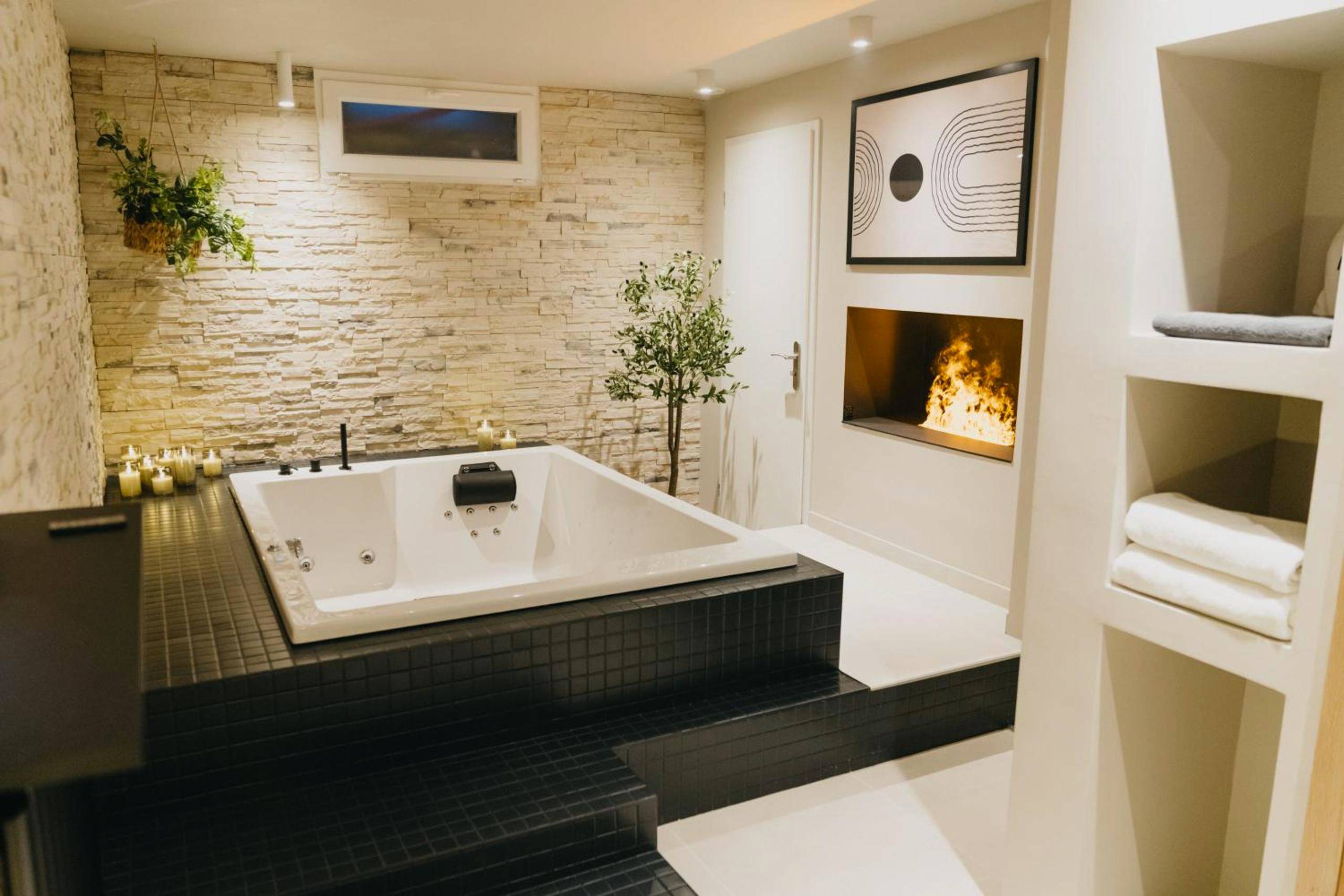 Baignoire balnéo et cheminée décorative - Love Room Metz - Paus à Metz