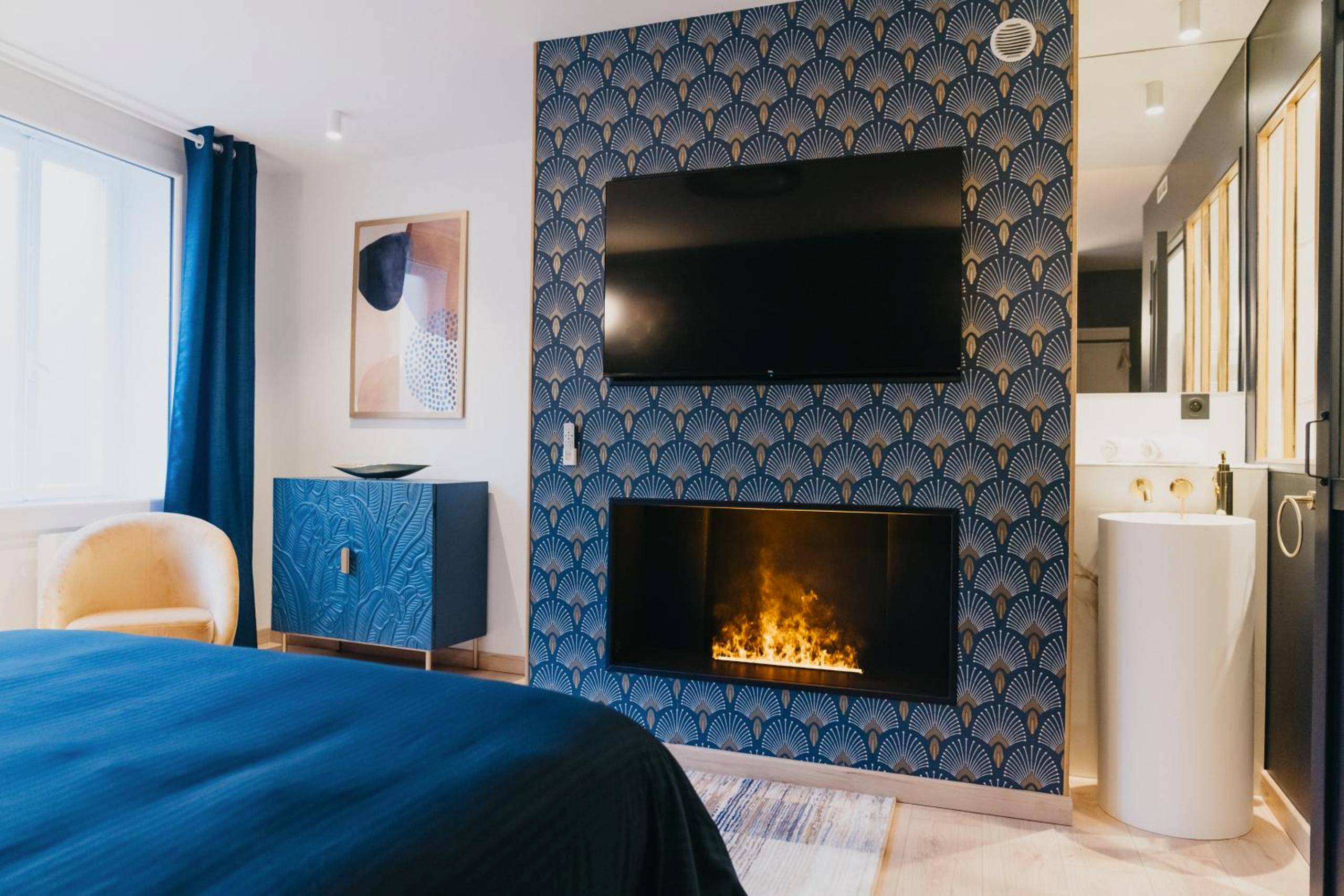 Chambre avec cheminée et télévision murale - Paus à Metz