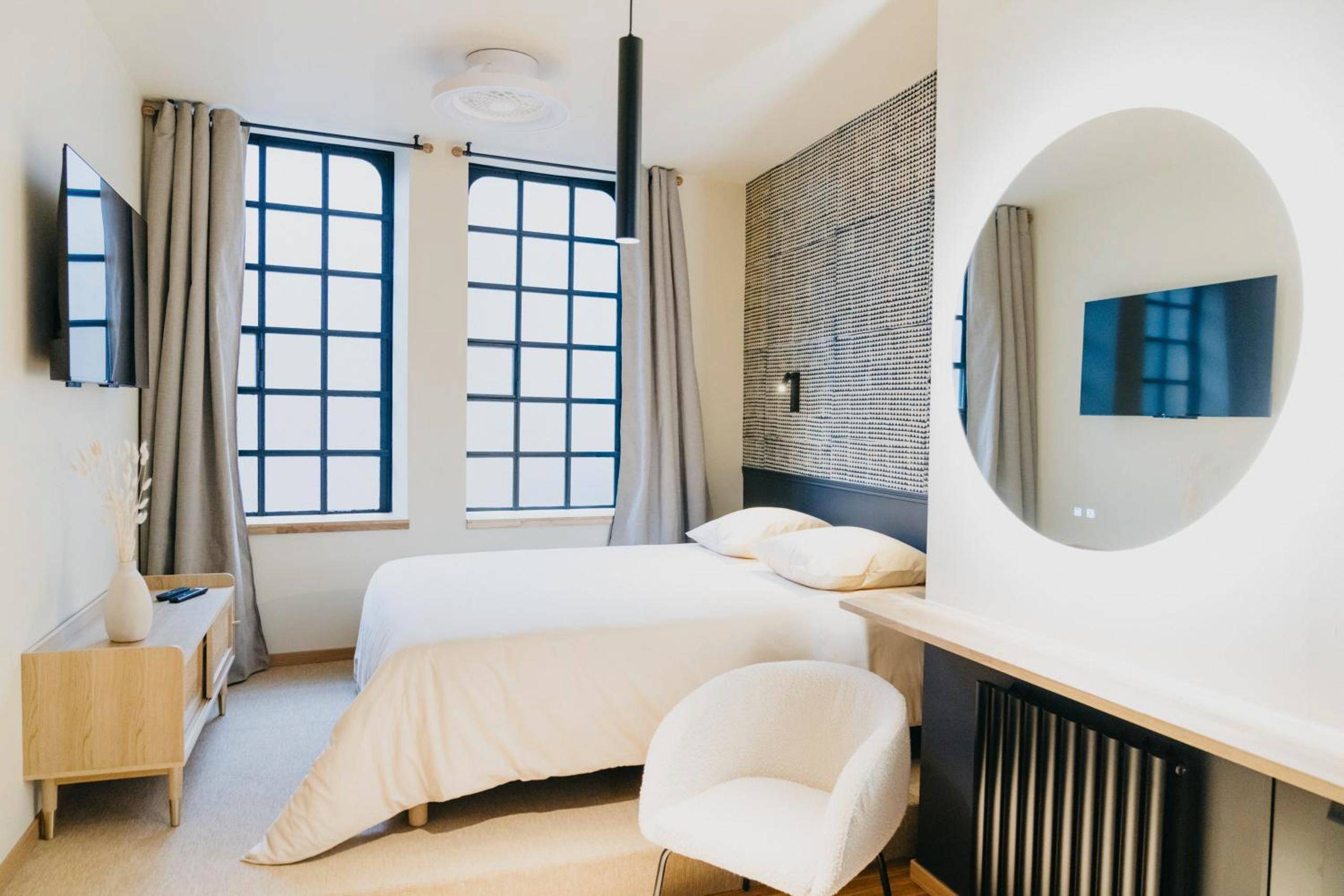 Chambre lumineuse avec lit double et fauteuil - Paus à Metz