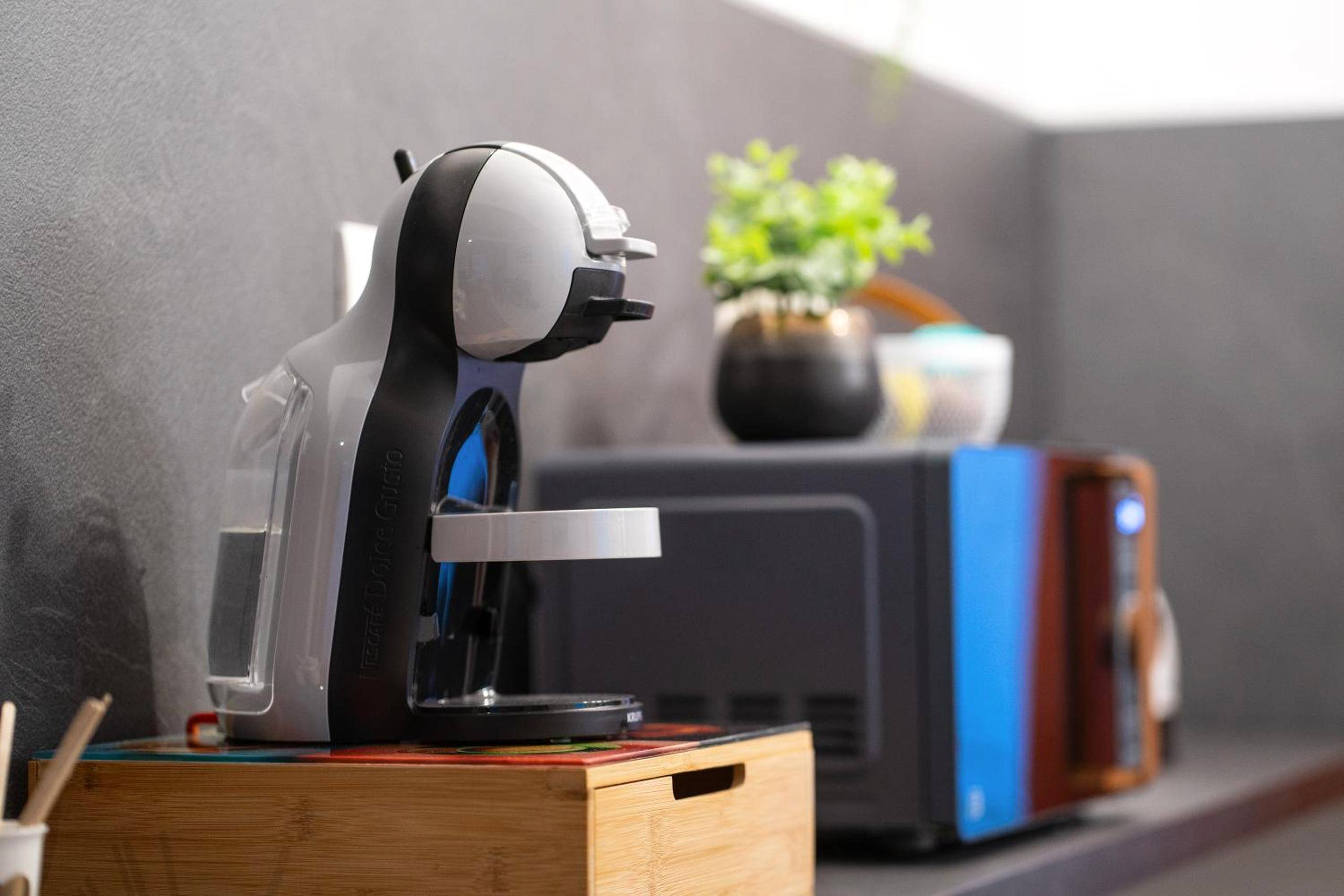 Machine à café et micro - ondes sur plan de travail - Love Room Une Pause à Deux - Jacuzzi - Chambre Secrète